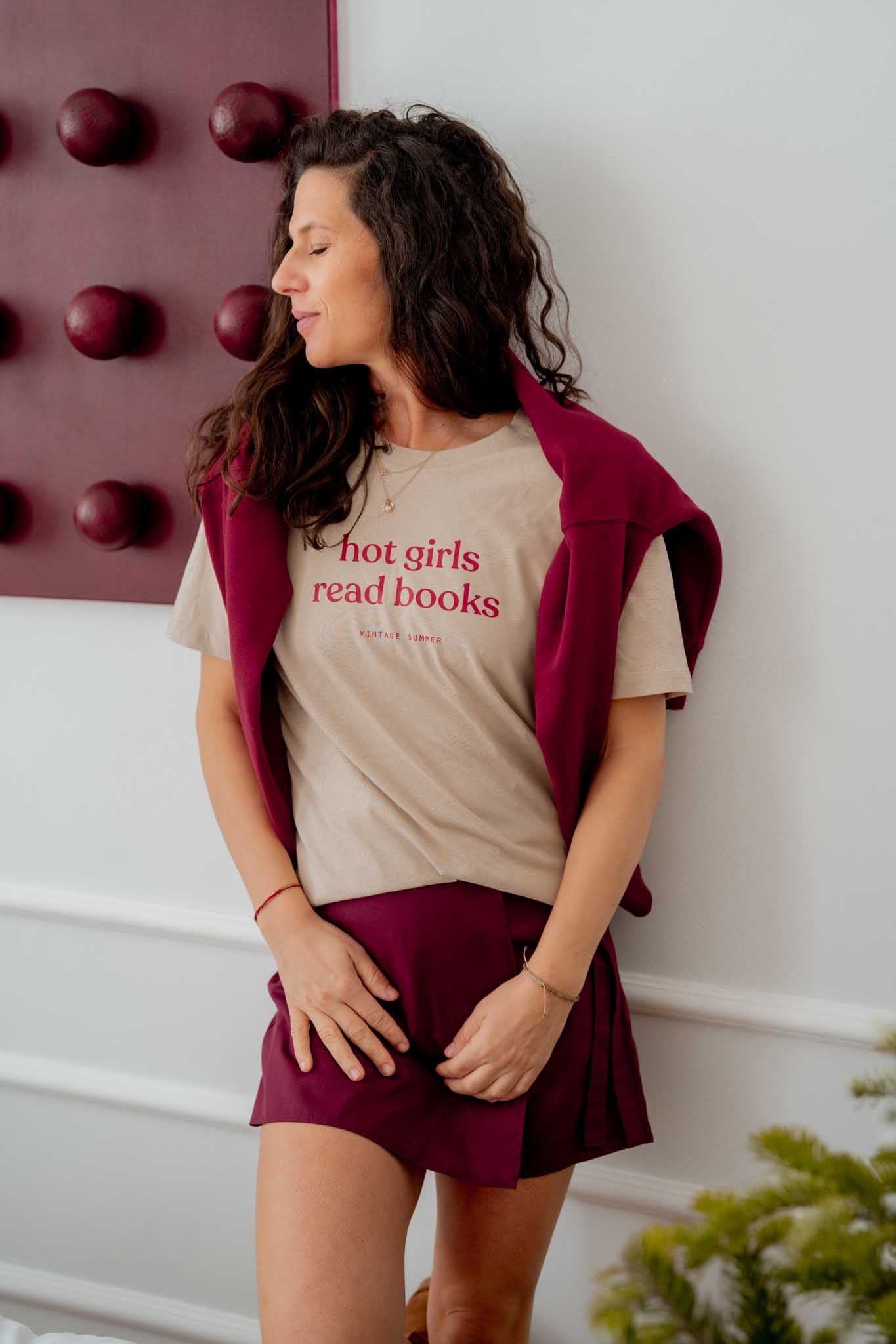 Бежова тениска Hot Girls Read Books