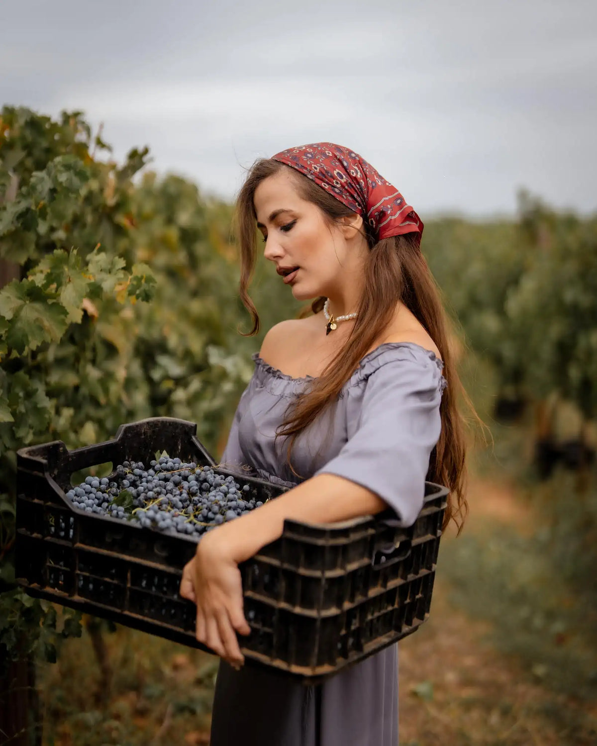 Дълга сива рокля с открити рамене GRAPES
