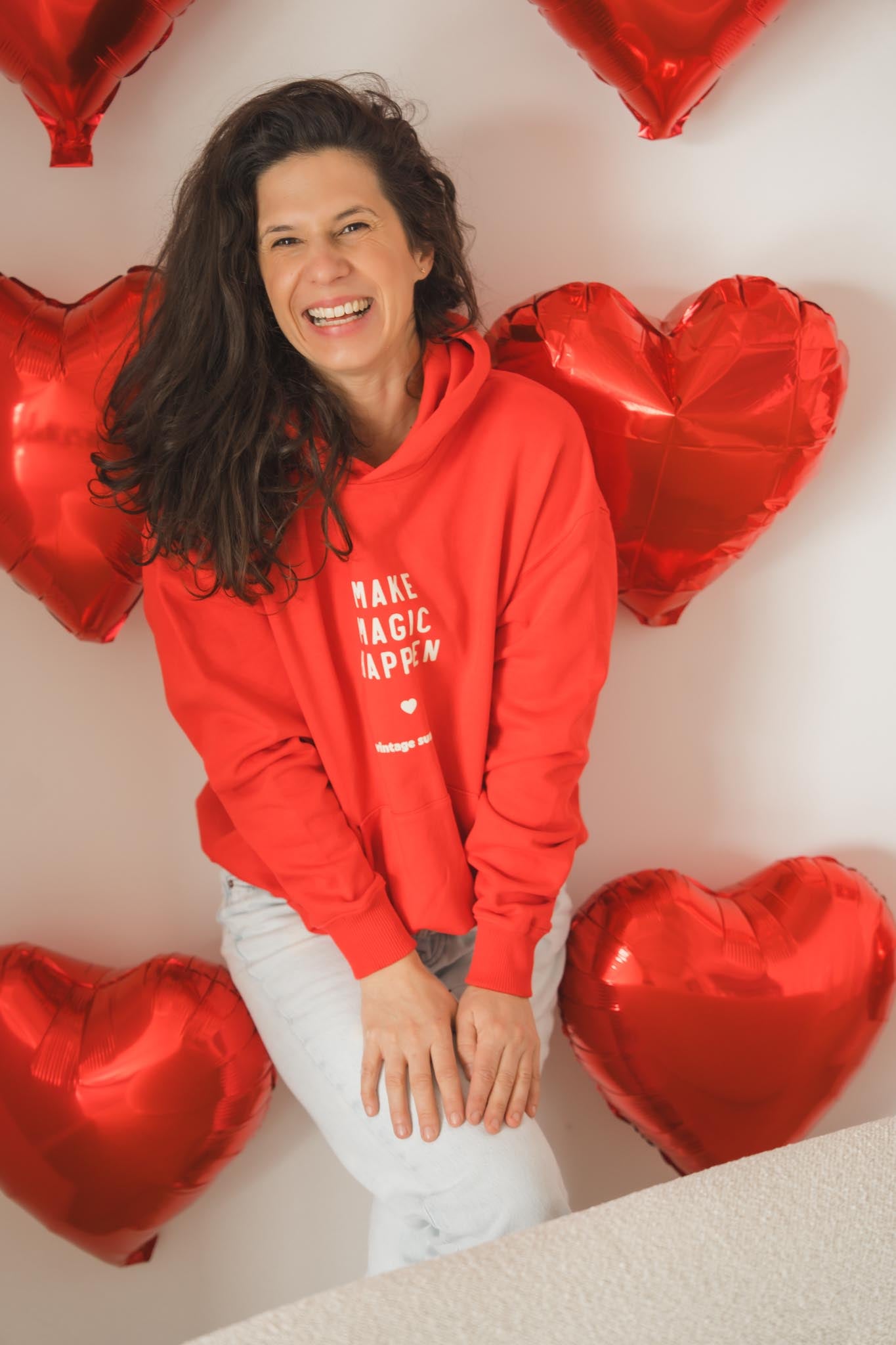 Червен суичър Make Magic Happen с качулка