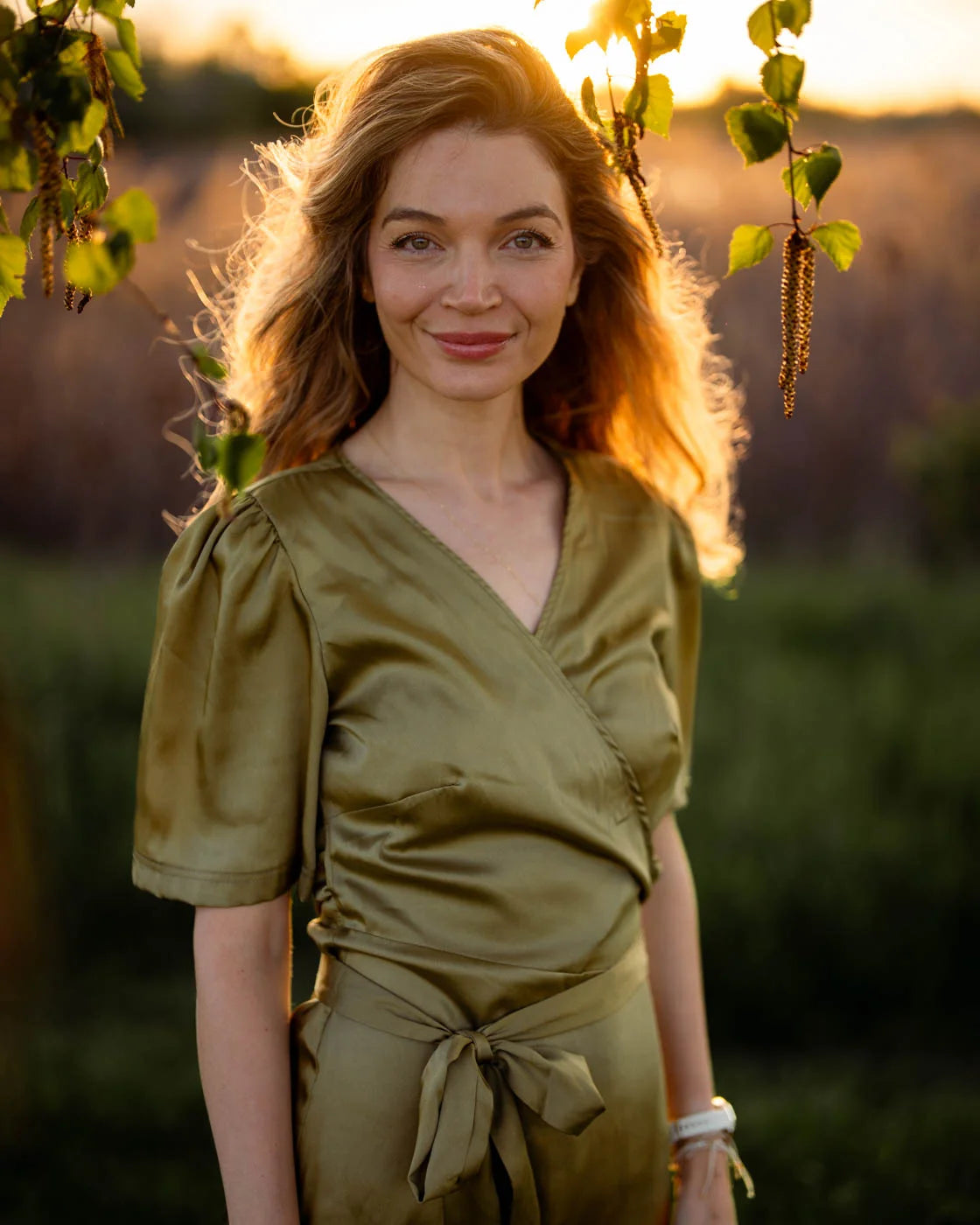Къса сатенена рокля Olive Mist