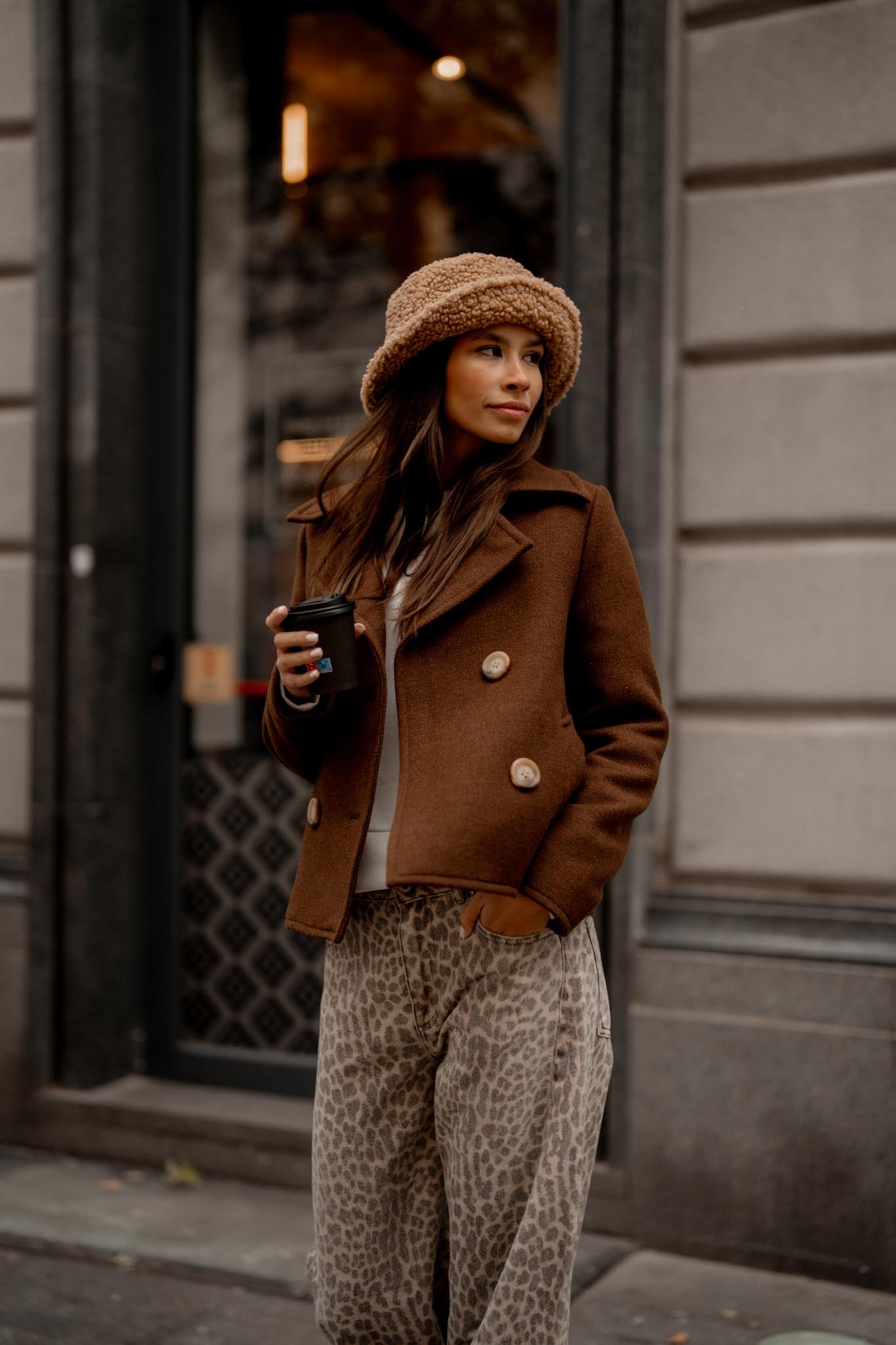 Късо кафяво палто Zoé от премиум вълна