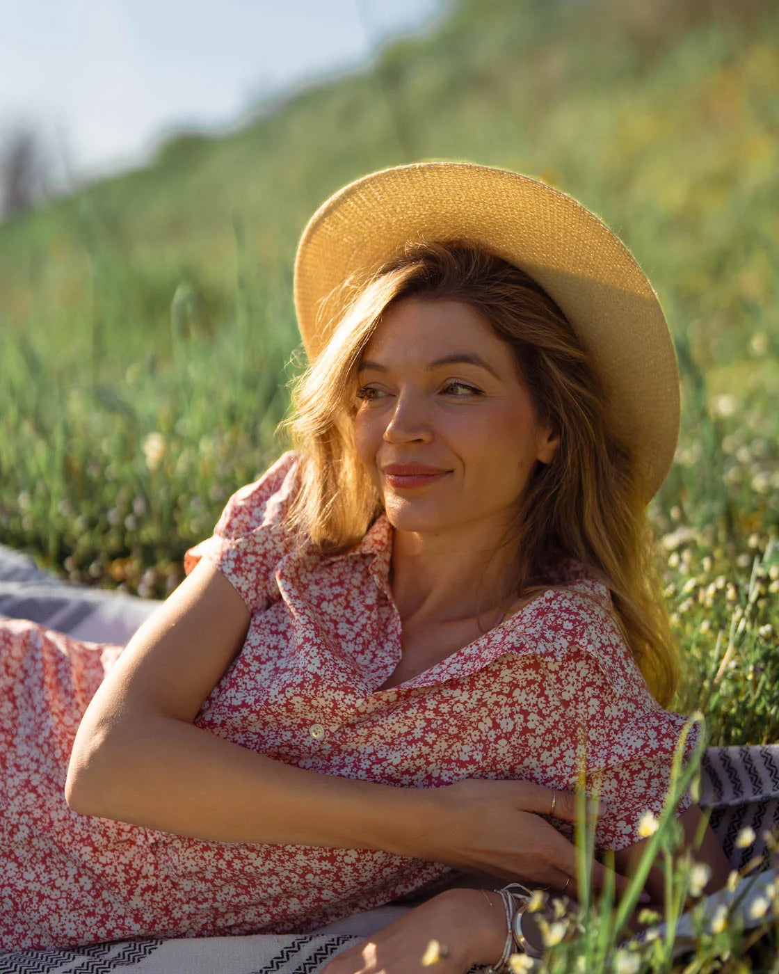 Дълга рокля на цвeтя с цепки ANNA