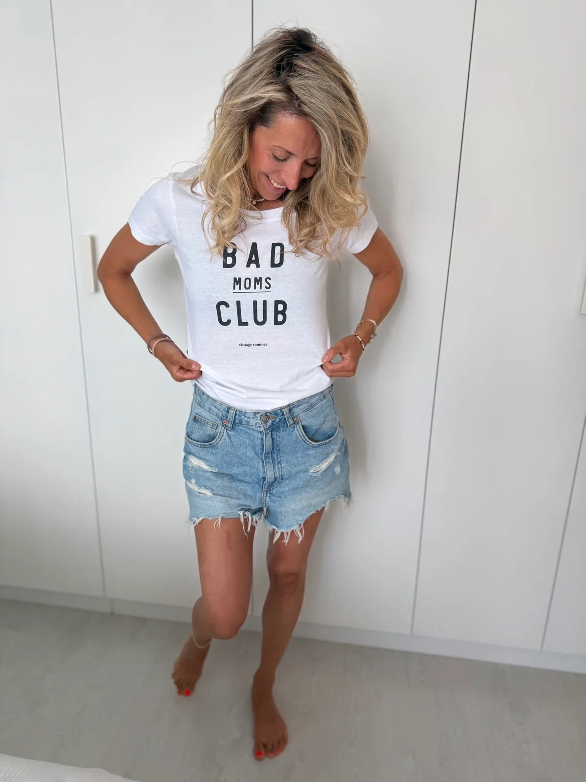 Бяла свободна тениска Bad Moms Club