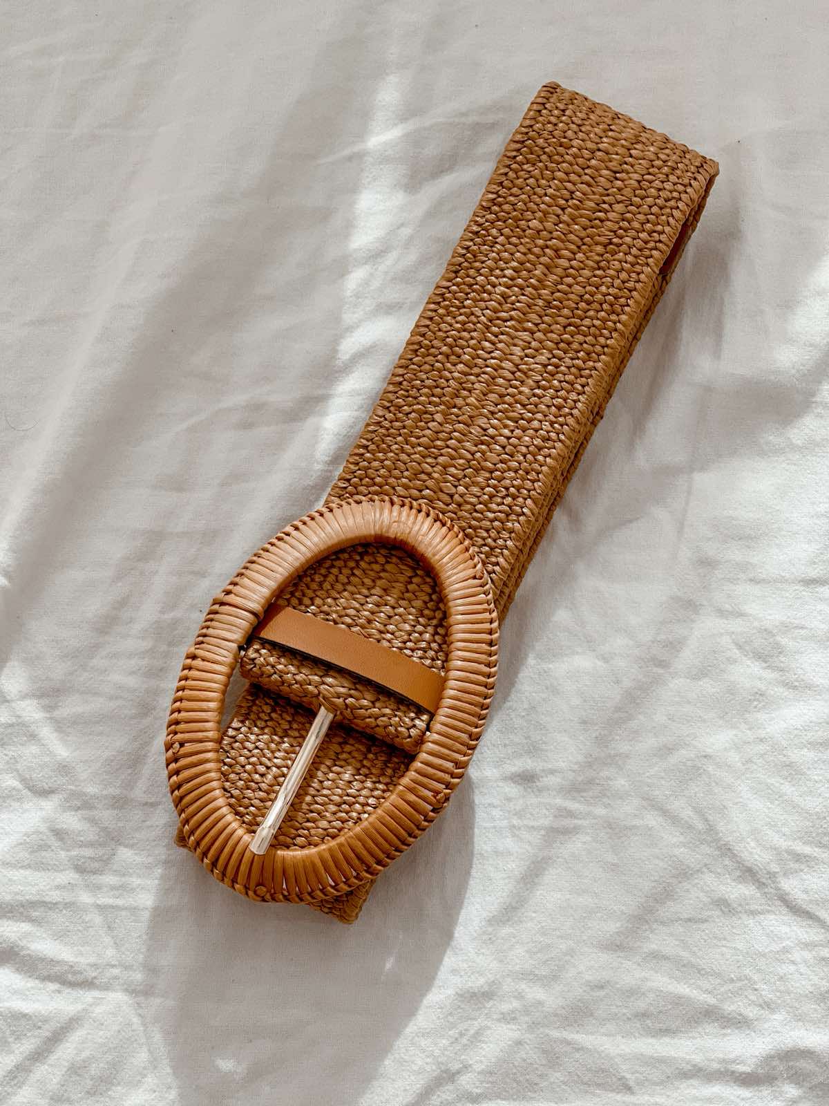 Бяла рокля Clara с бродерия и колан