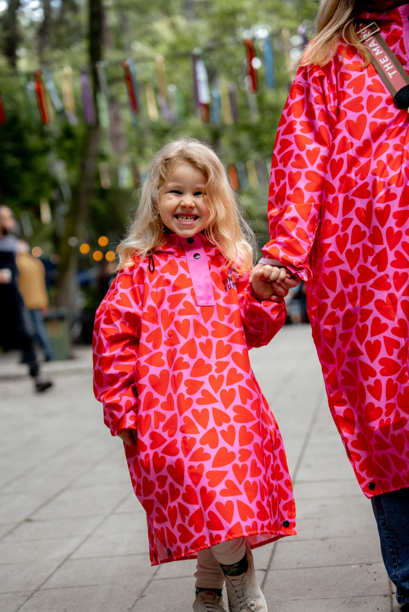 Детски розов дъждобран на сърца