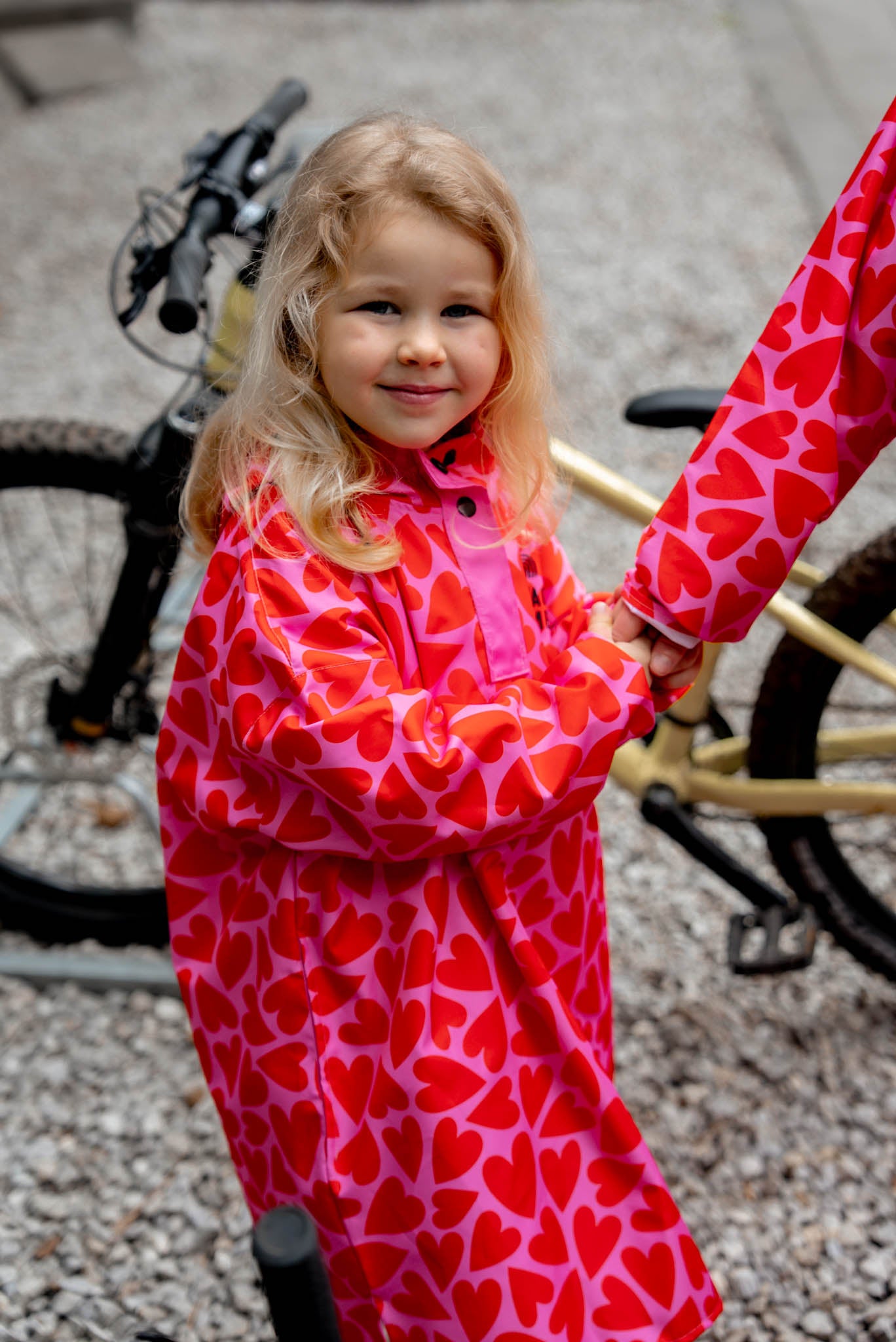 Детски розов дъждобран на сърца