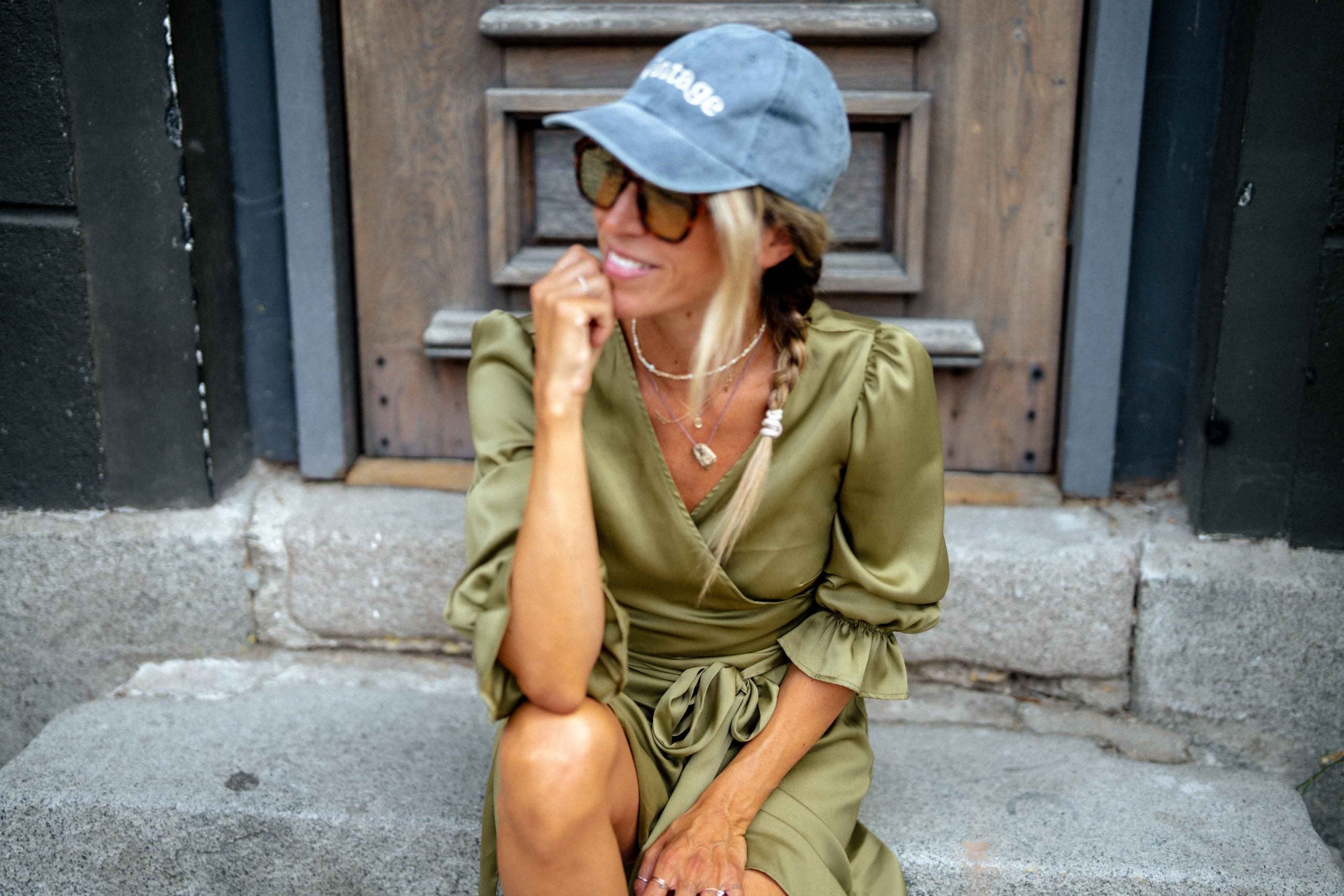 Къса сатенена рокля Olive Mist