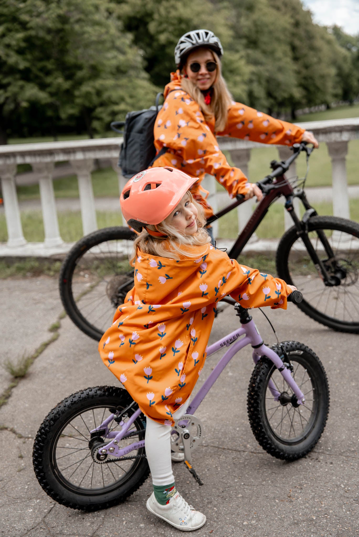 Детски оранжев дъждобран на цветя