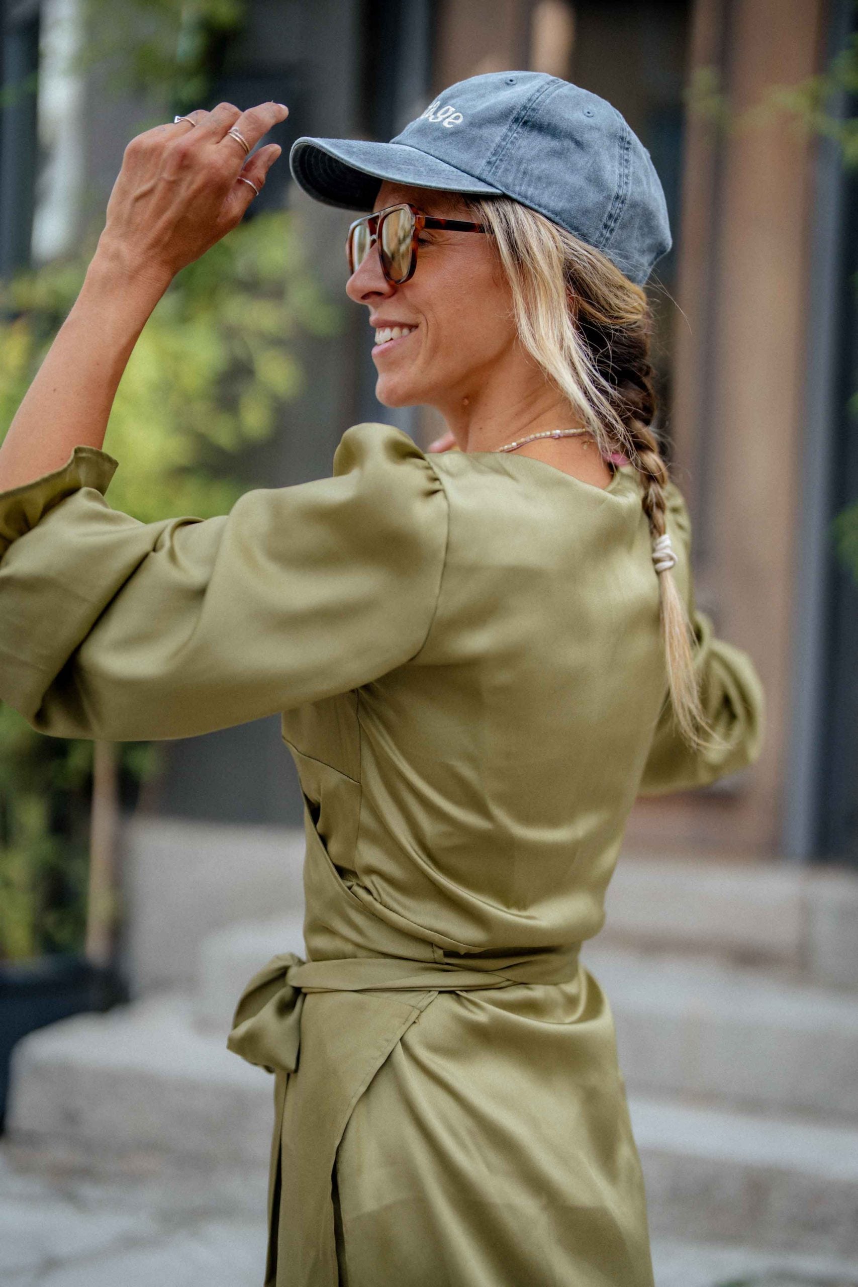 Къса сатенена рокля Olive Mist