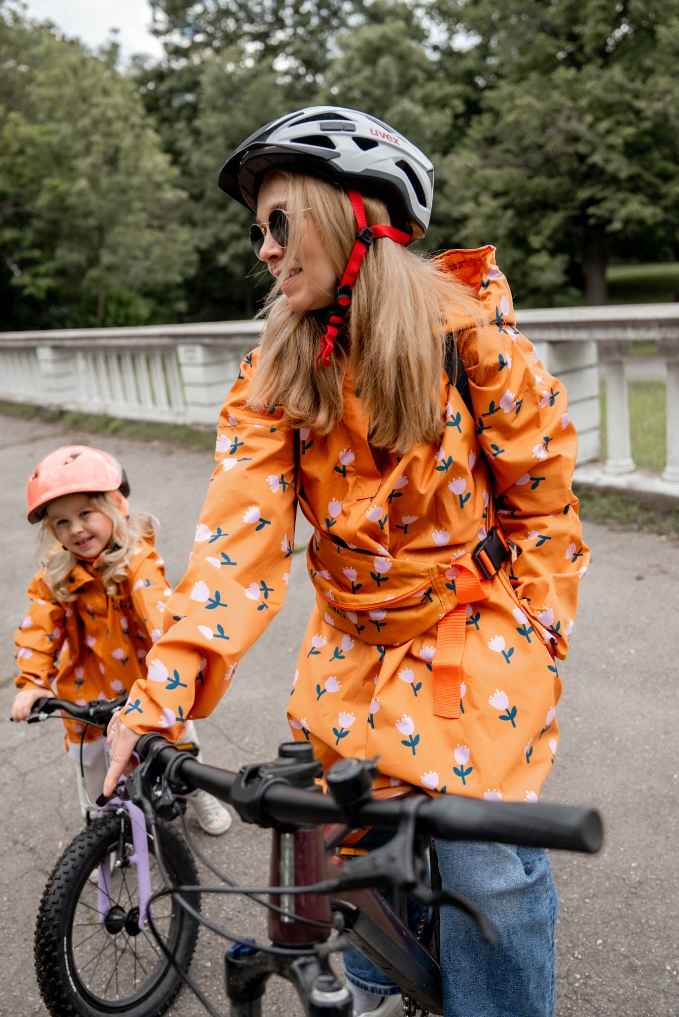 Детски оранжев дъждобран на цветя