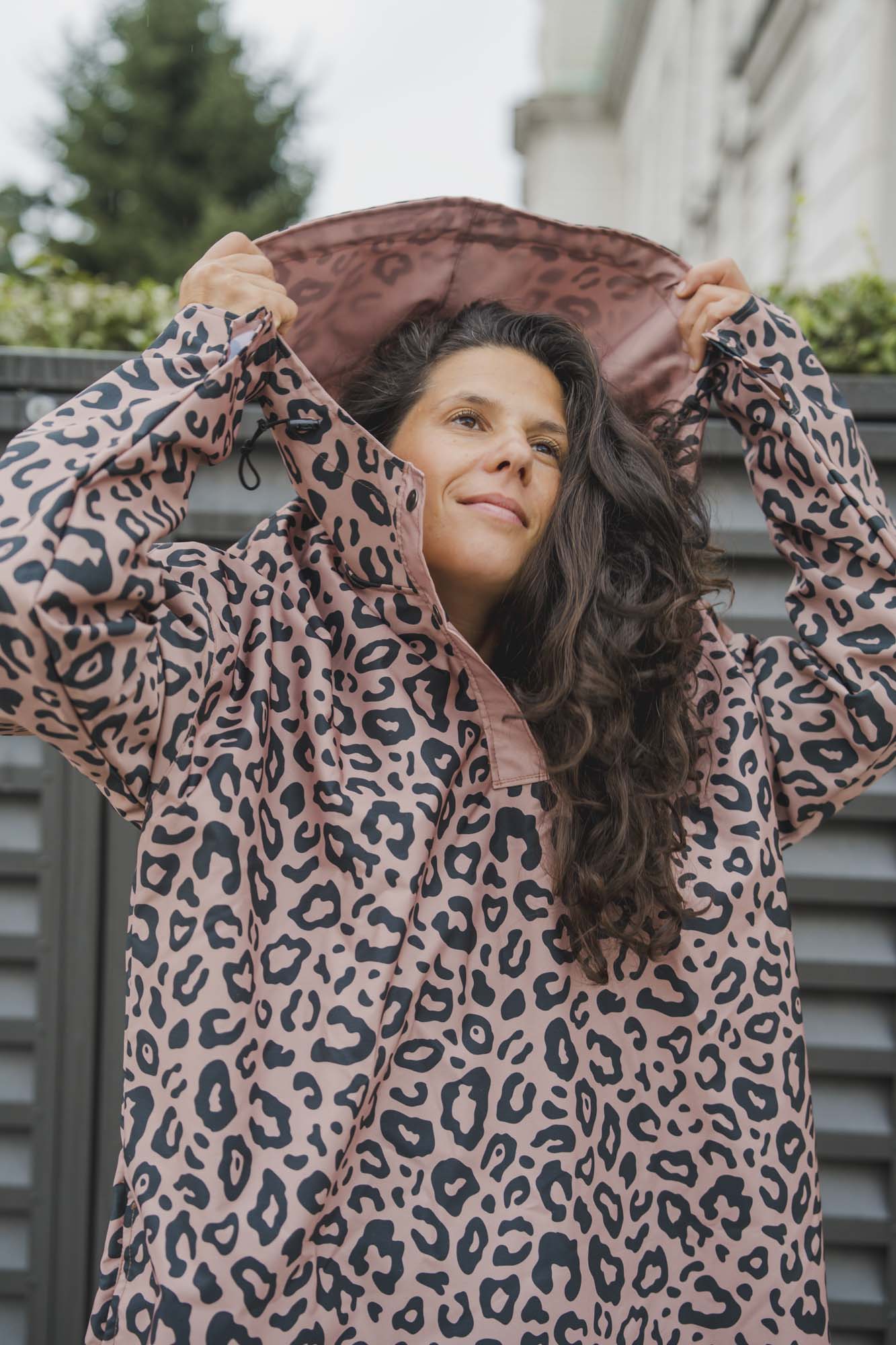 Дъждобран с леопардов принт