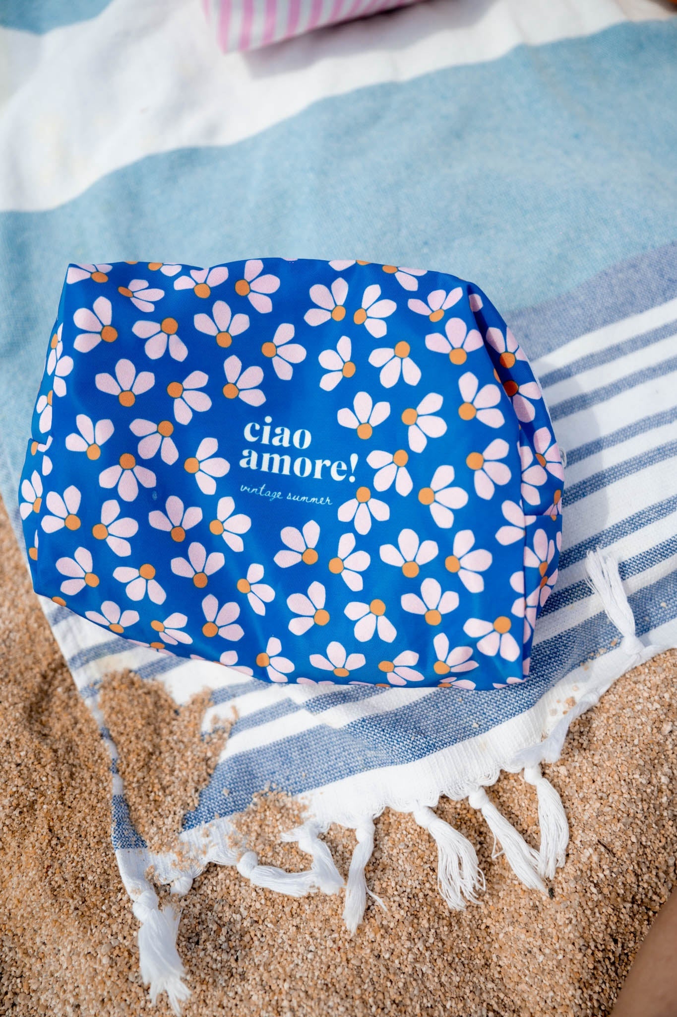 Непромокаем козметичен несесер с цветен принт