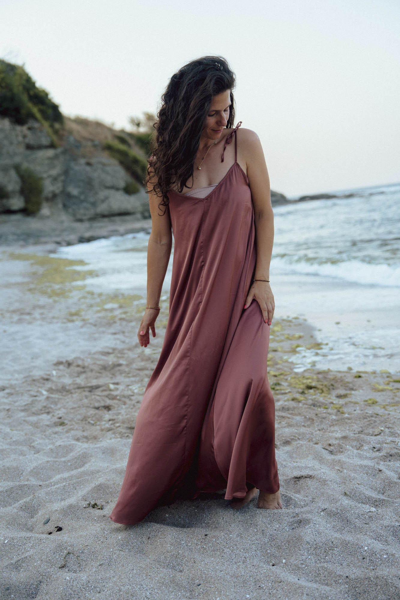 Langes Satinkleid mit dünnen Trägern LARA