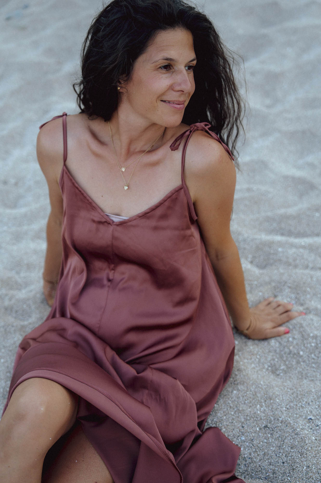 Дълга сатенена рокля с тънки презрамки LARA