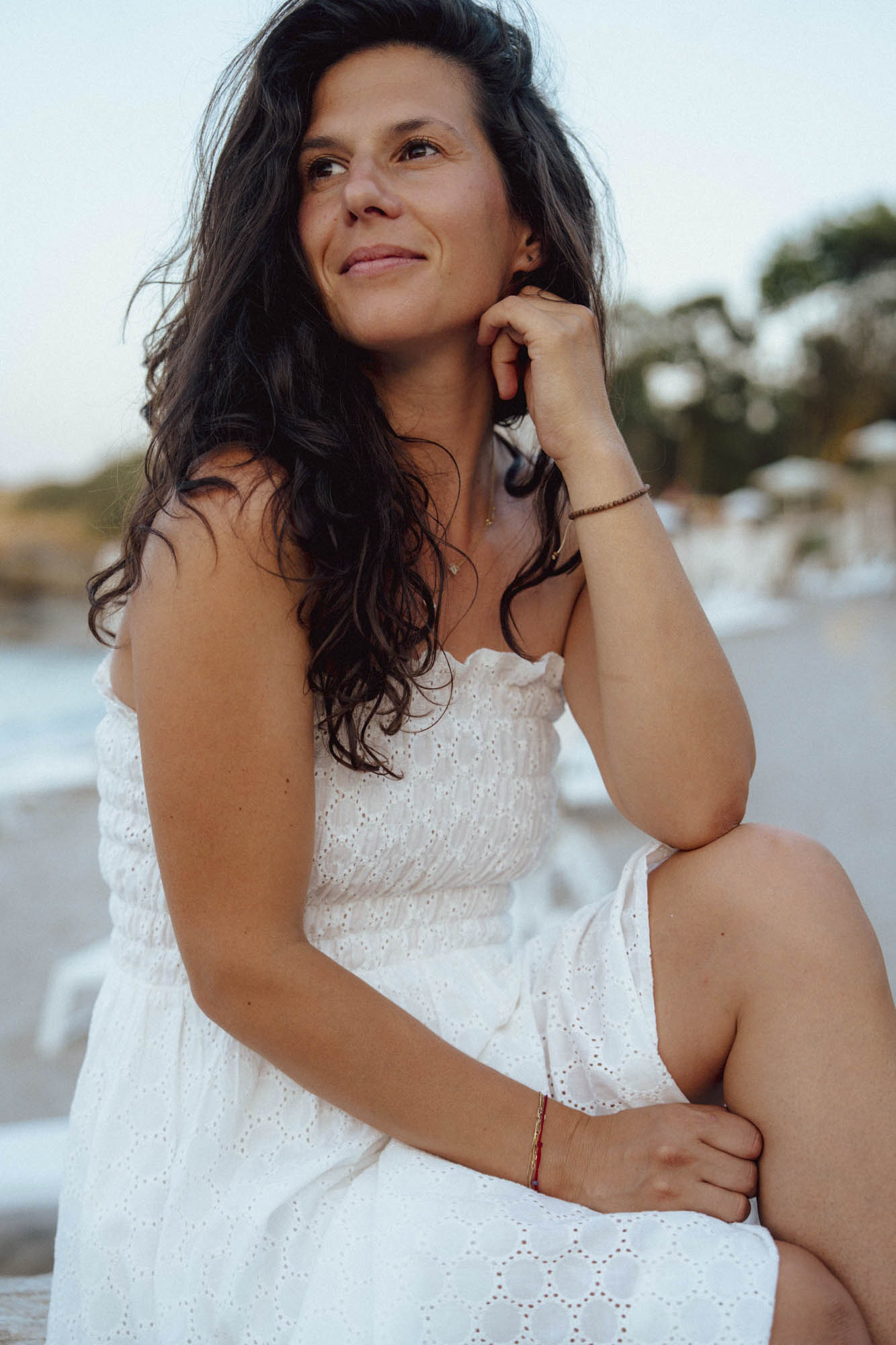 Бяла рокля Clara с бродерия и колан