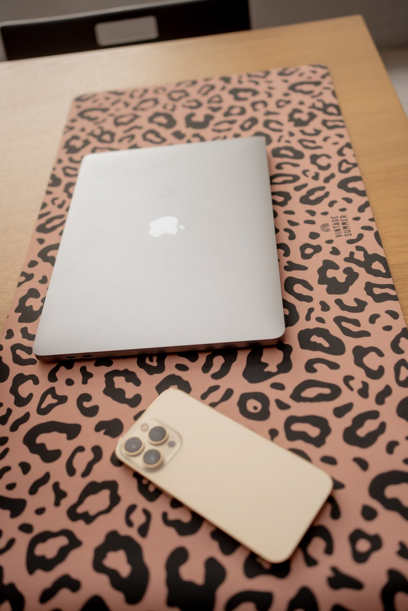 Мека подложка за бюро с леопардов принт