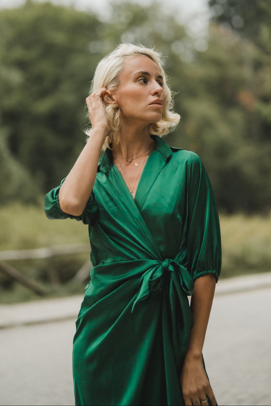 Дълга зелена сатенена рокля NIKA