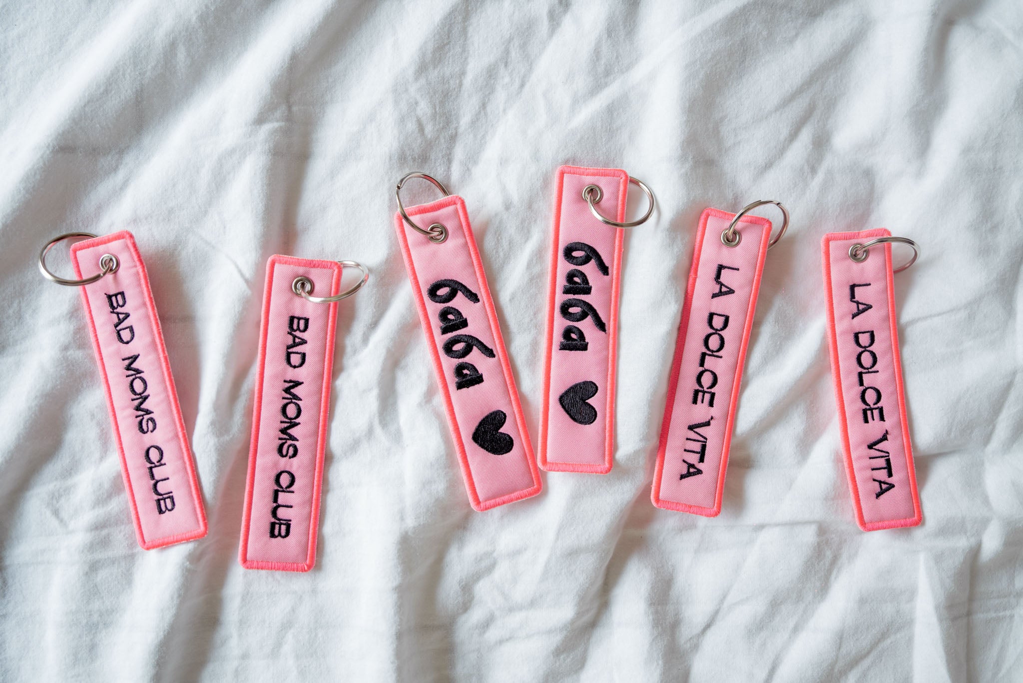 Розов ключодържател с бродерия