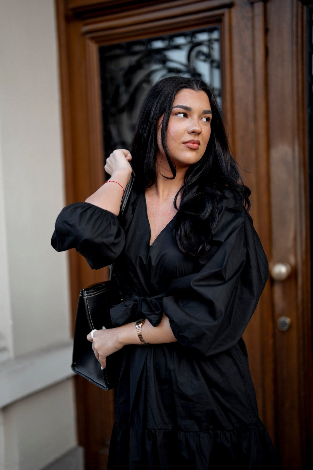 Черна рокля MONICA с панделка и обемни ръкави