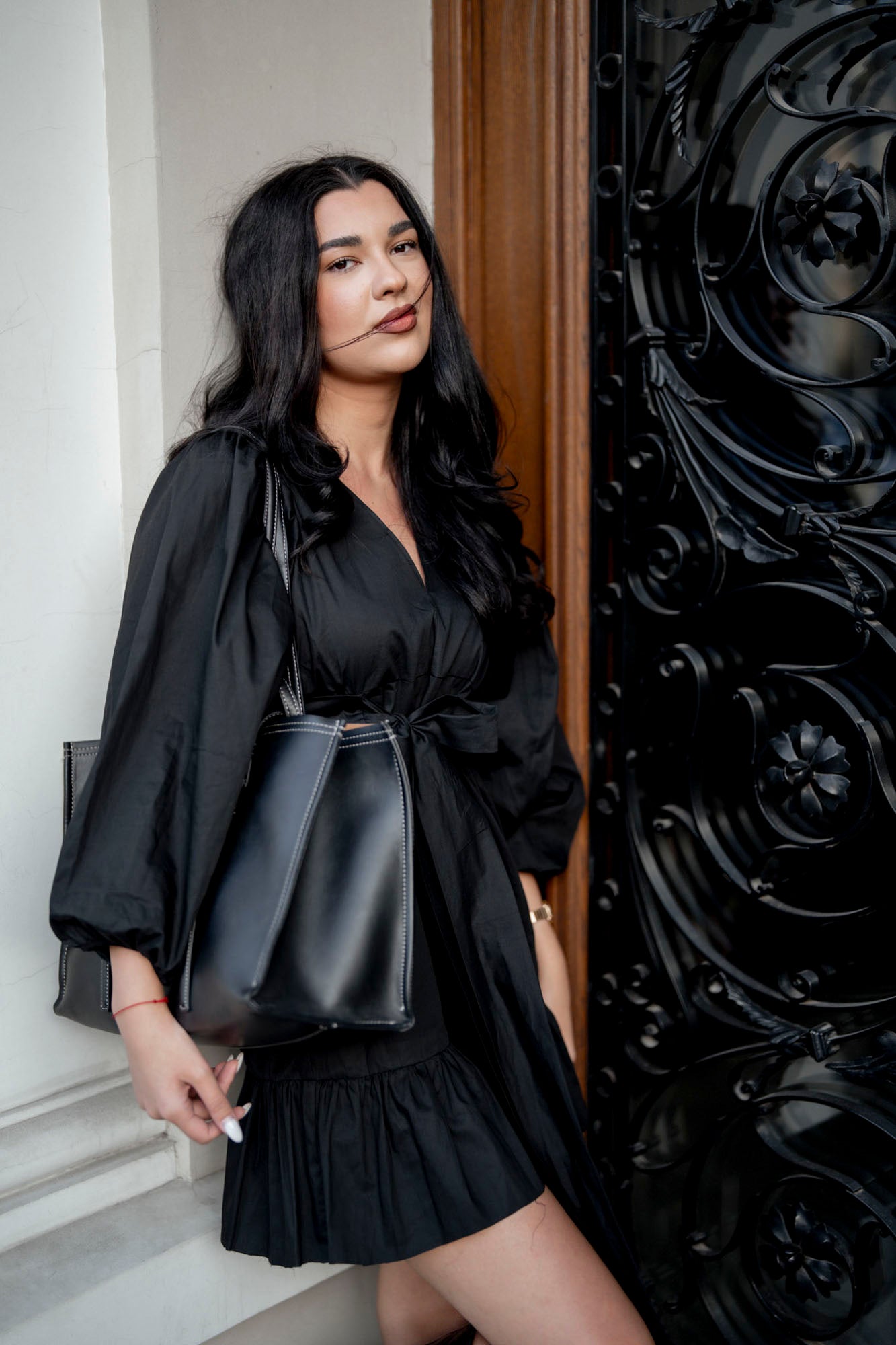 Черна рокля MONICA с панделка и обемни ръкави