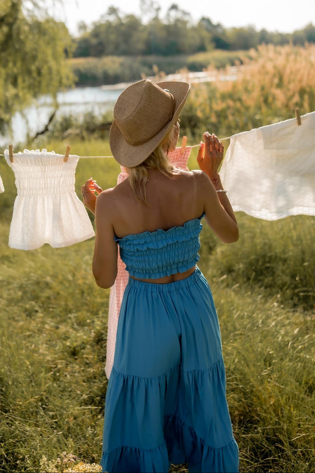 Комплект Mira в светлосиньо с еластичен топ и пола на волани