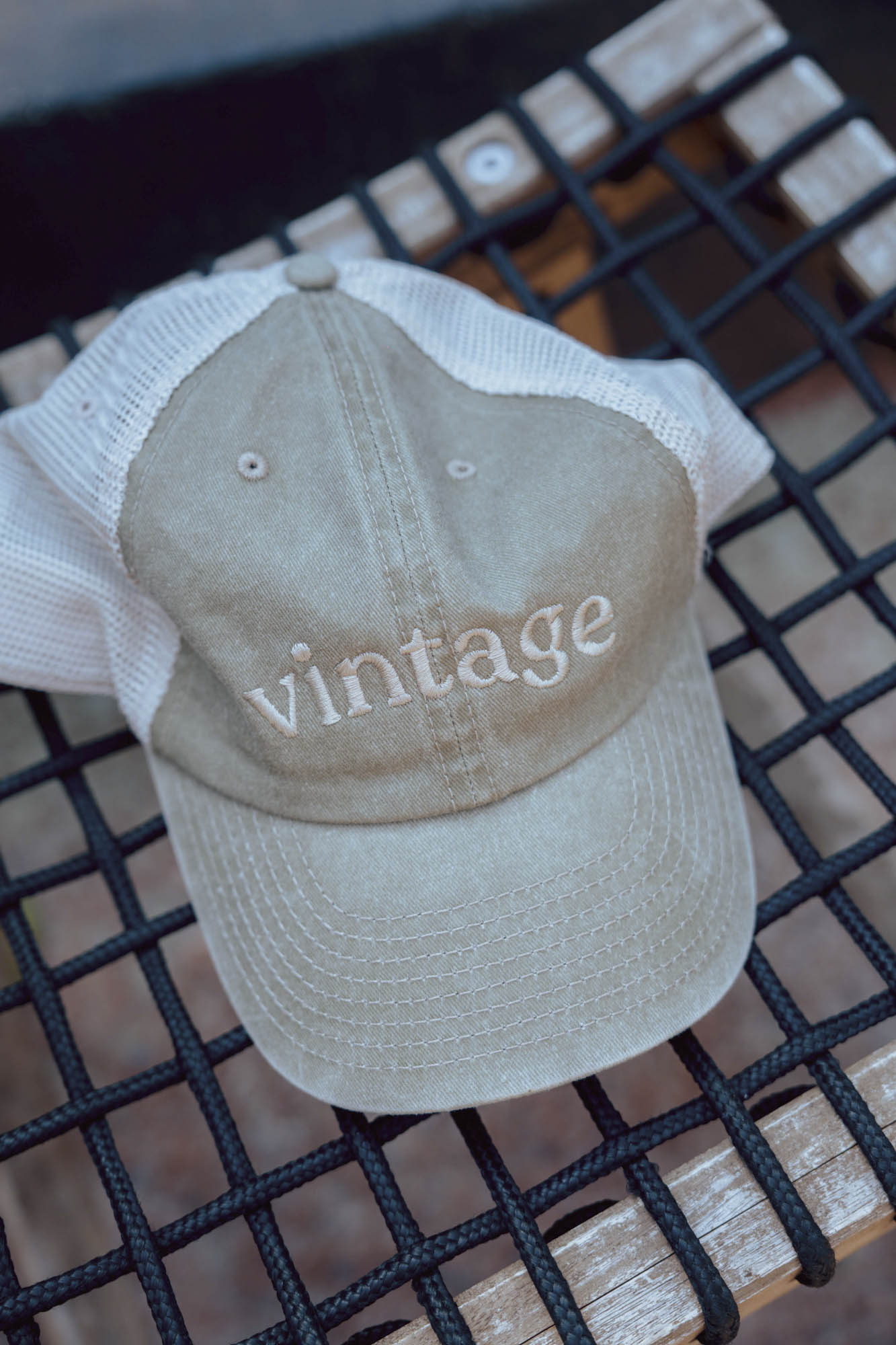 Шапка с козирка Vintage с мрежа