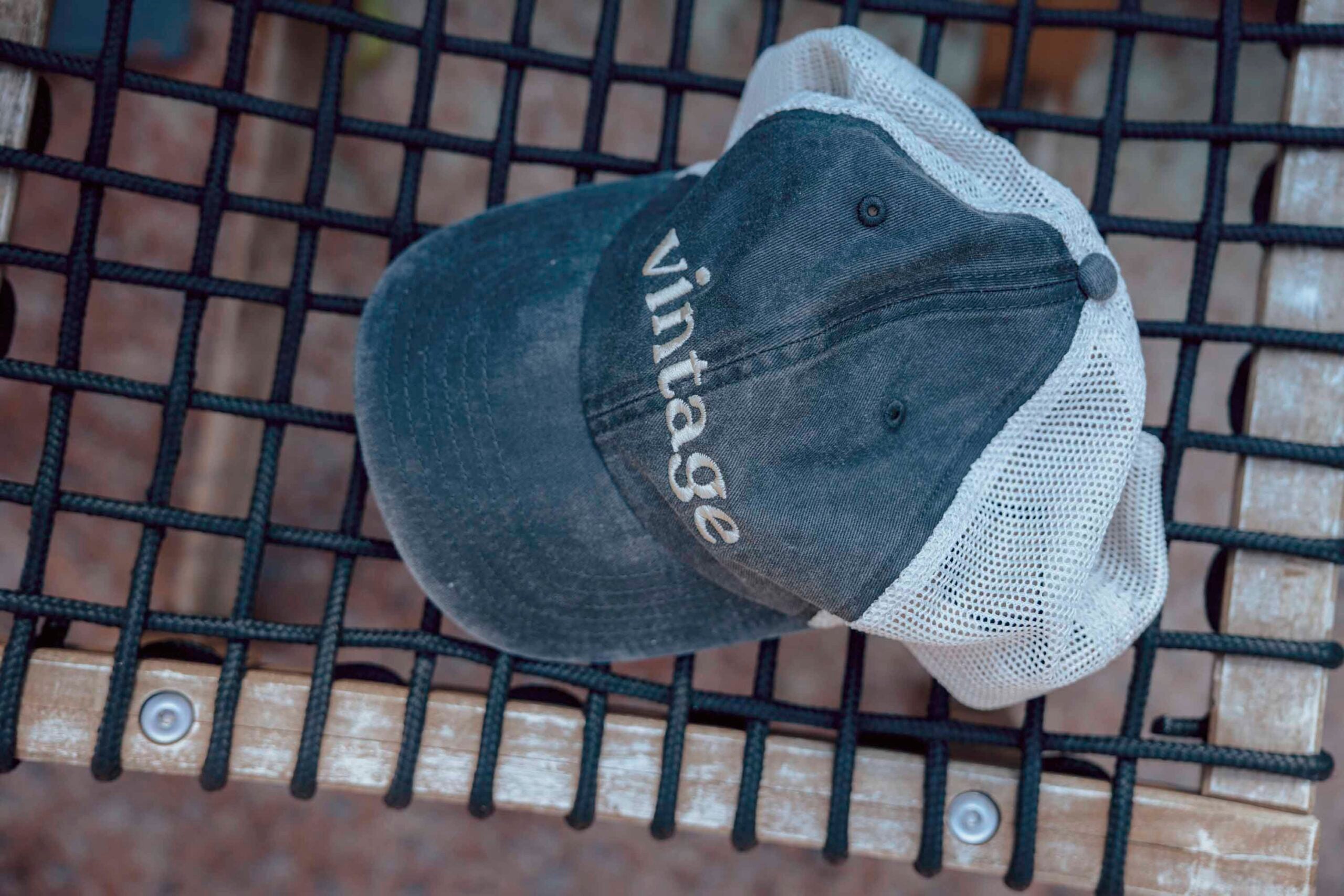 Шапка с козирка Vintage с мрежа