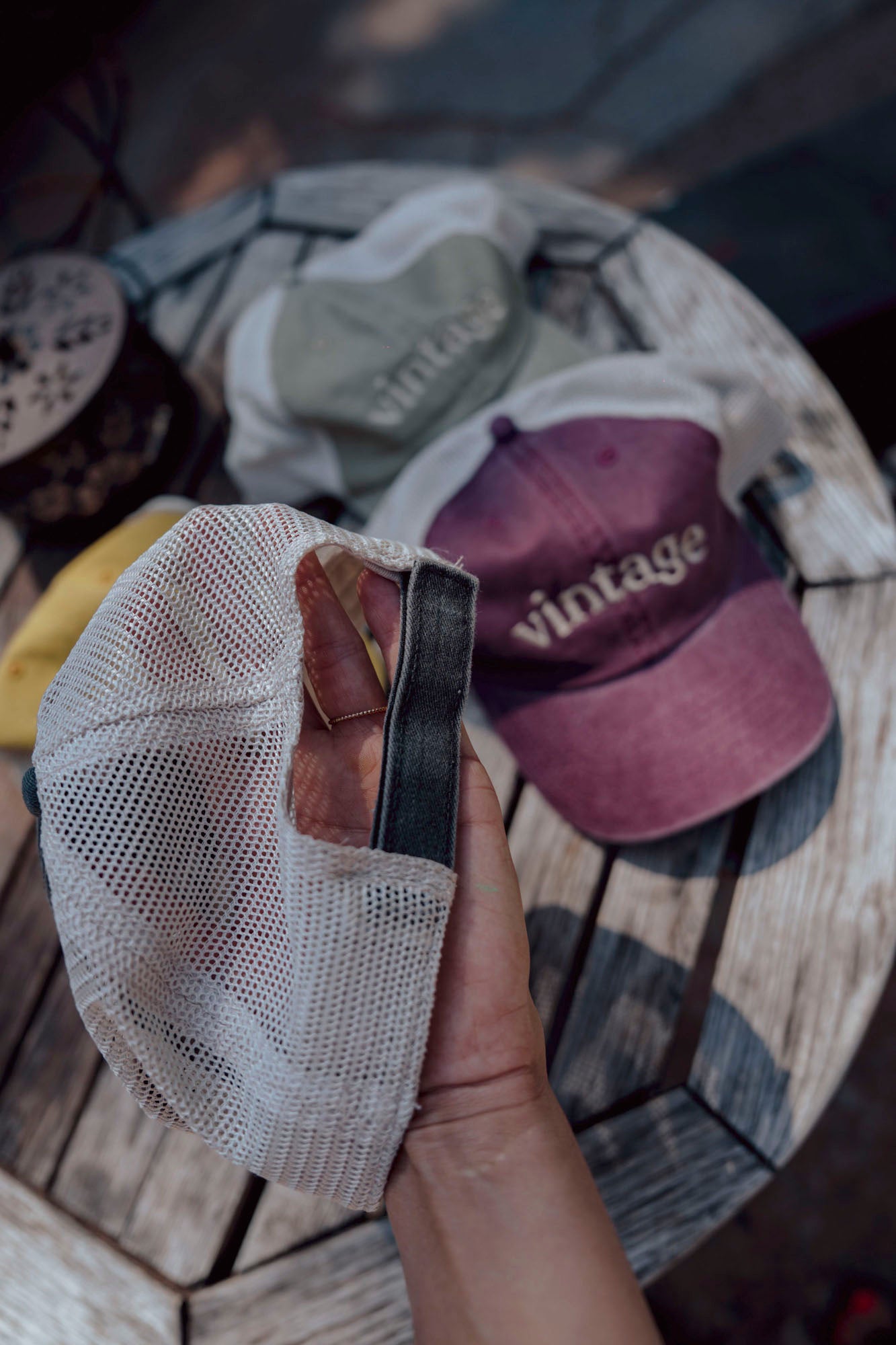 Шапка с козирка Vintage с мрежа