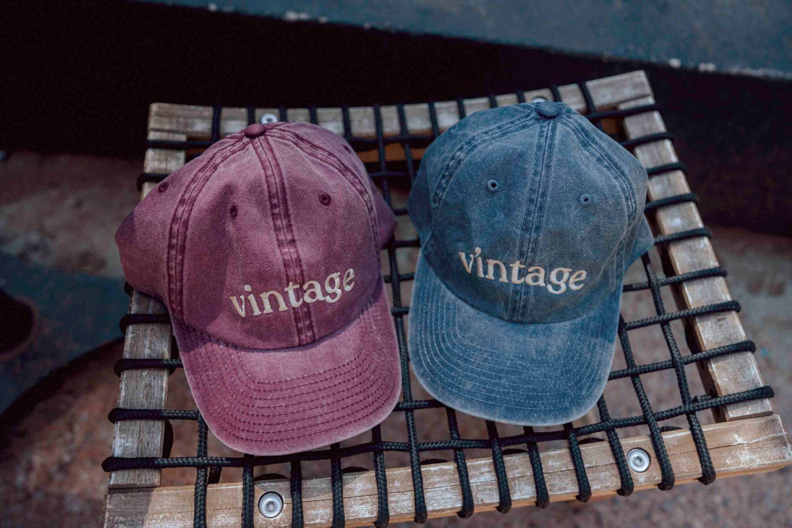 Шапка с козирка Vintage с метална закопчалка