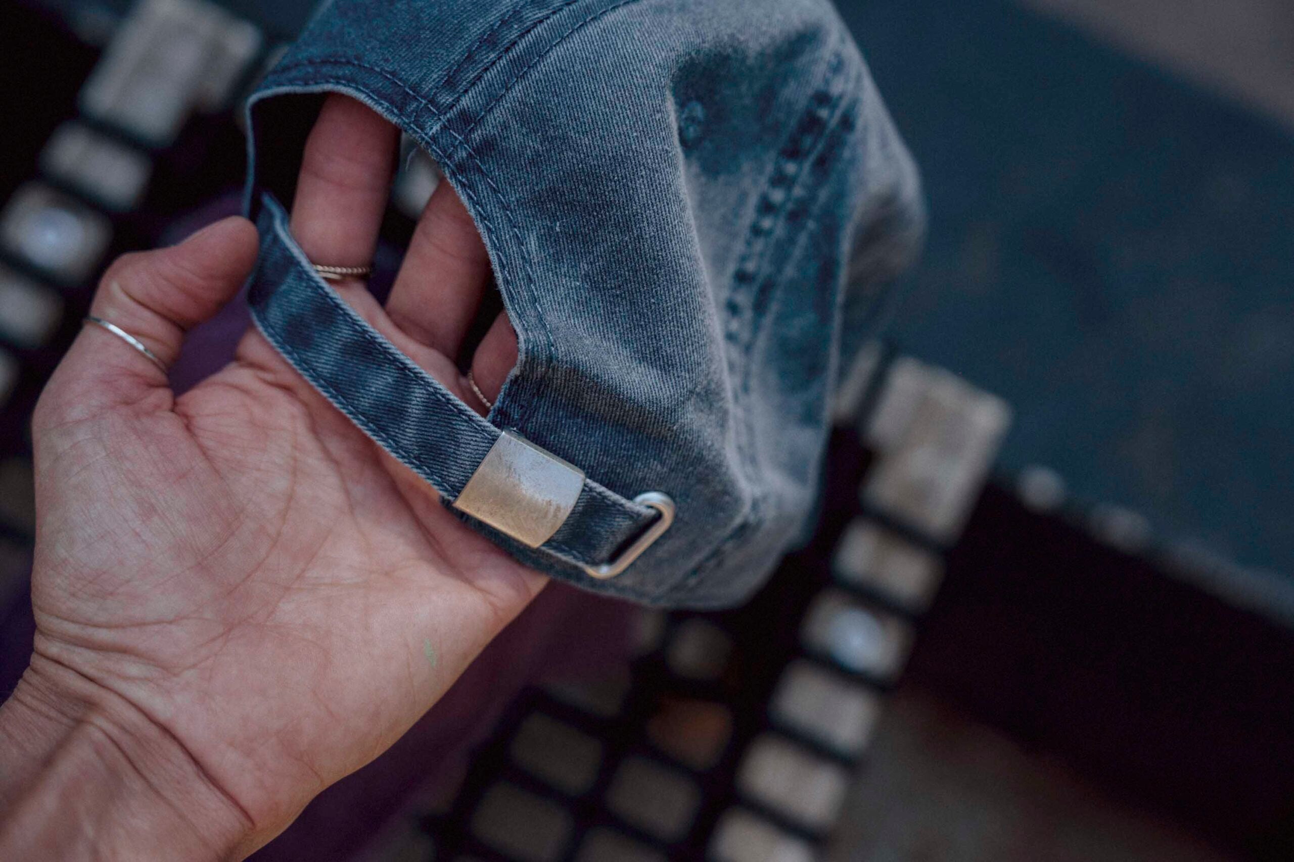 Шапка с козирка Vintage с метална закопчалка