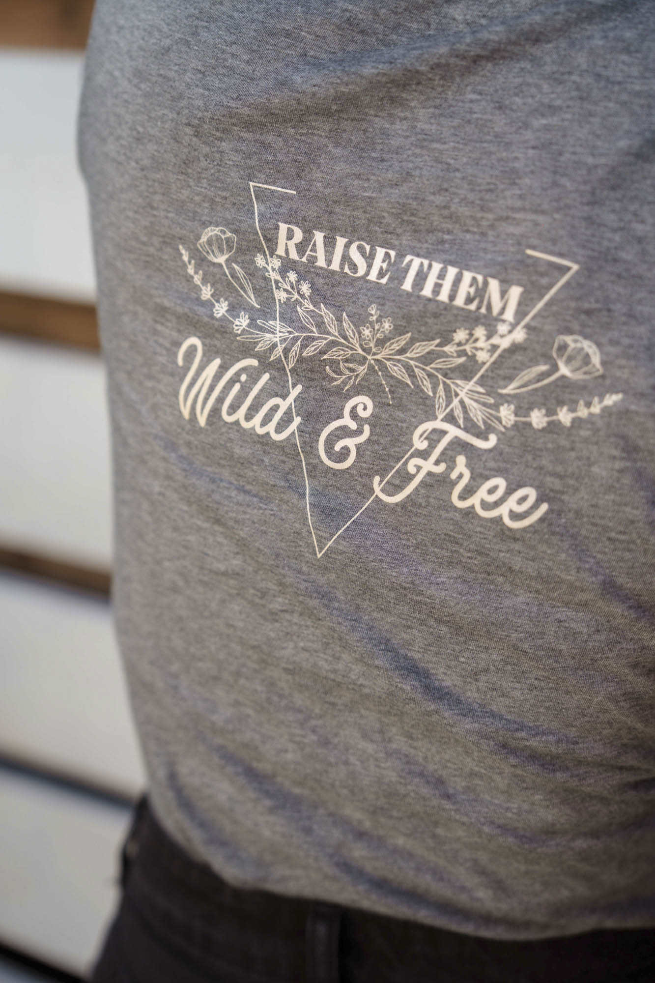 Tениска BAD MOMS CLUB в сиво