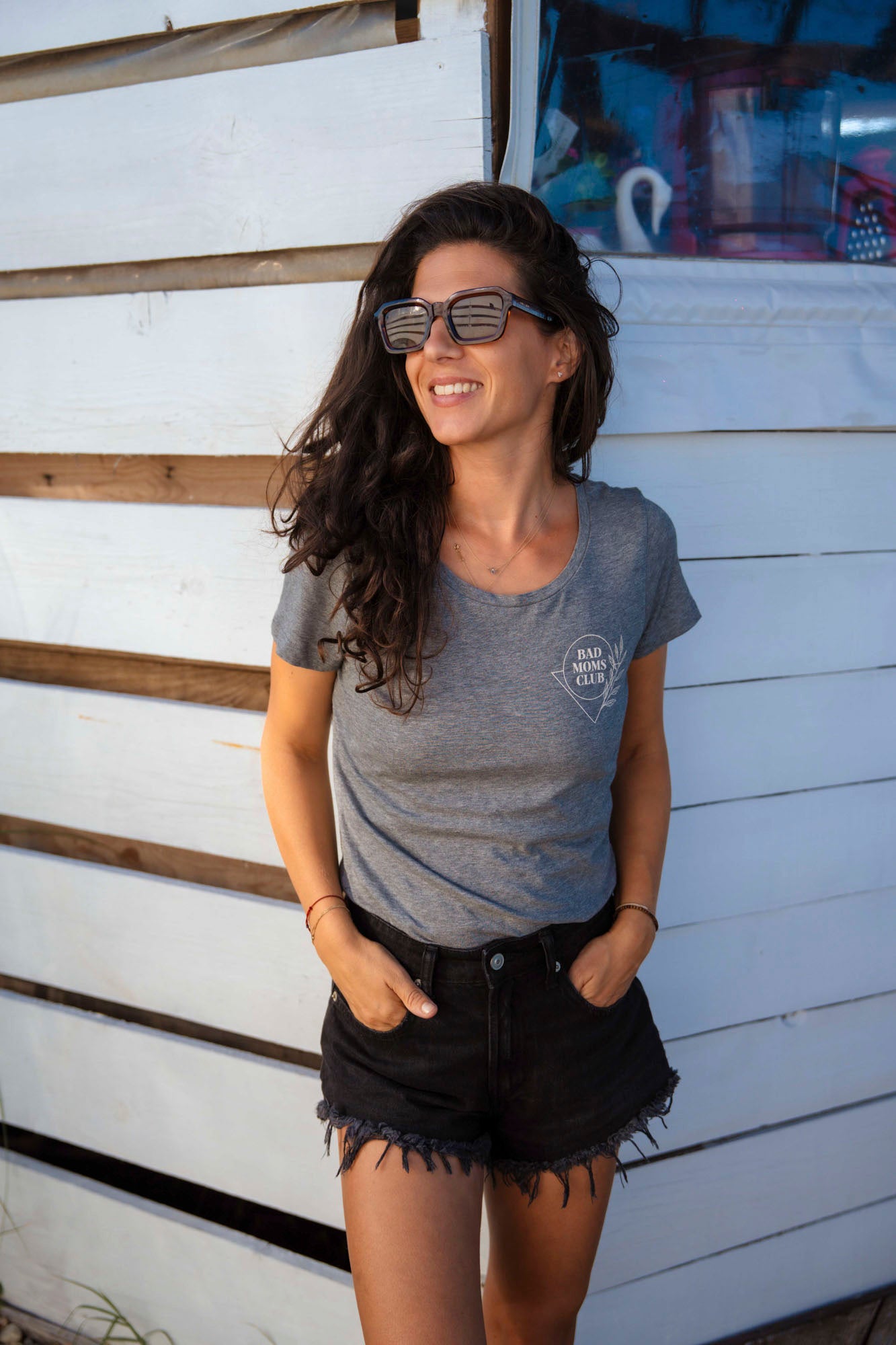 Tениска BAD MOMS CLUB в сиво