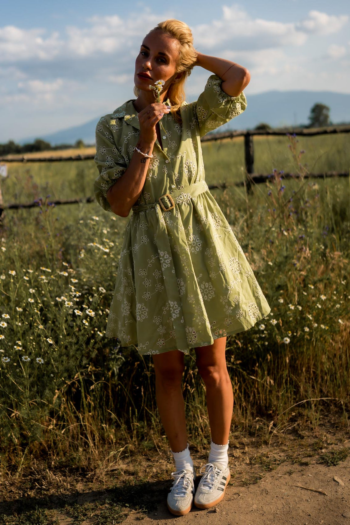 Къса зелена рокля риза с бродерия LISA