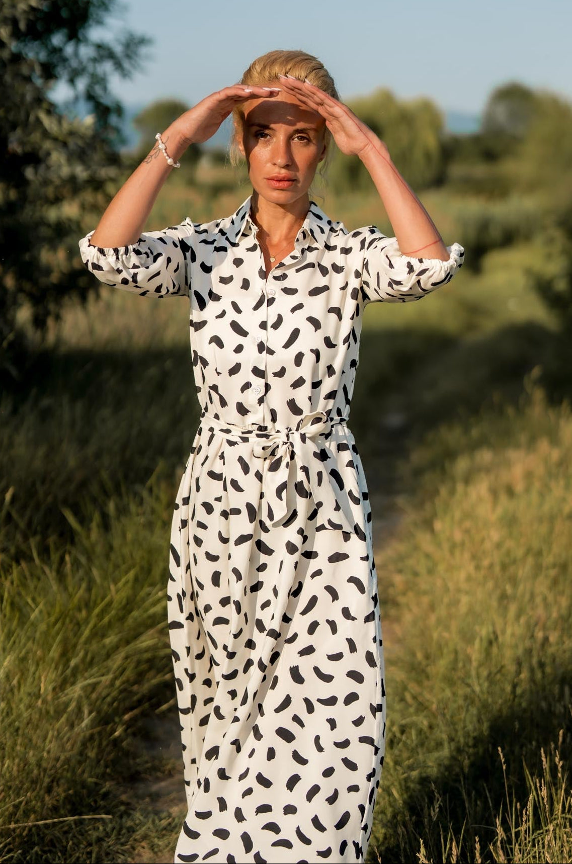 Рокля Nora с артистичен черно-бял десен и класическа кройка