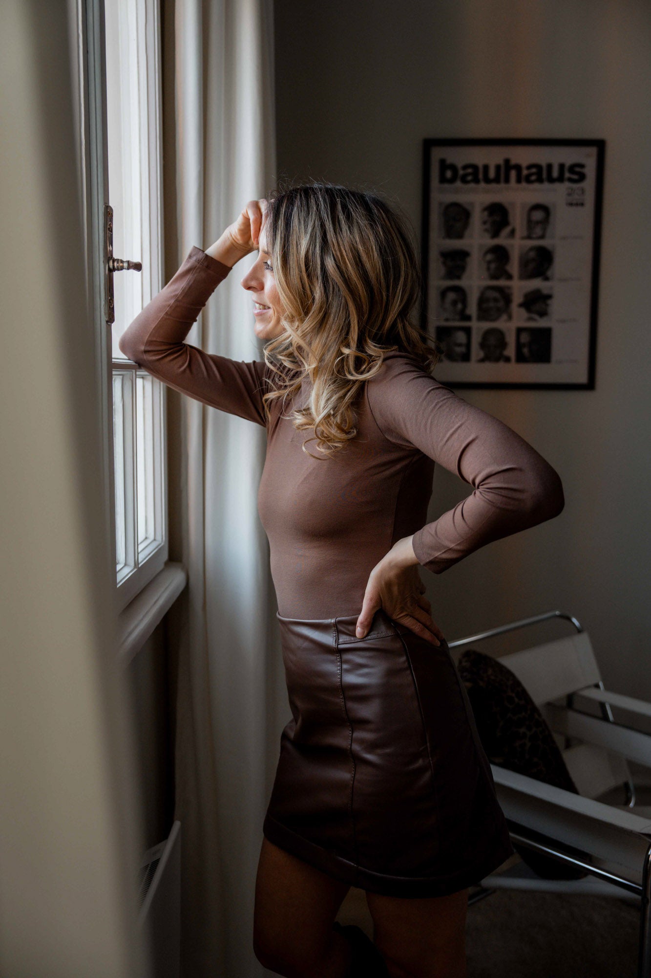 Къса кафява кожена пола Mocha Mousse