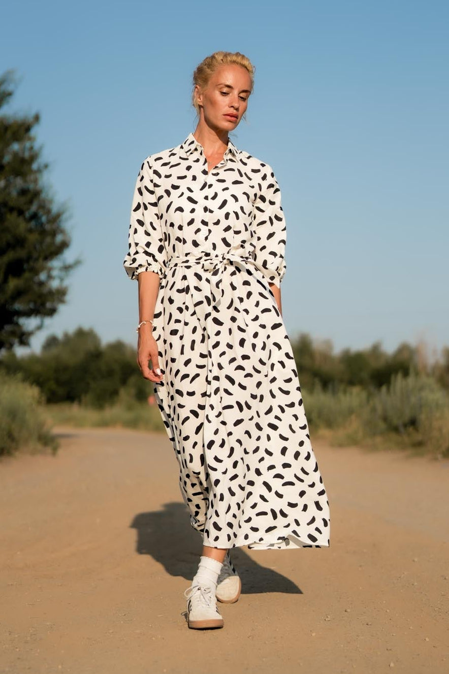 Рокля Nora с артистичен черно-бял десен и класическа кройка