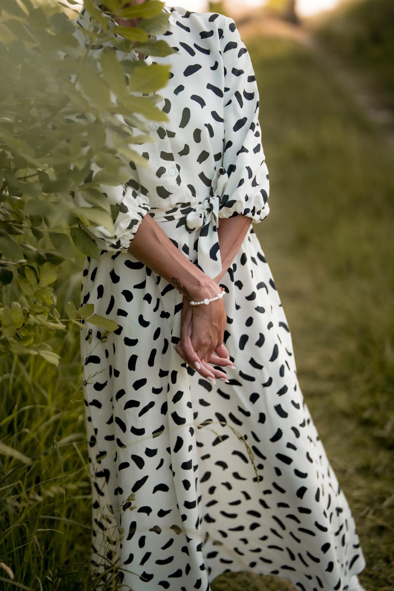 Рокля Nora с артистичен черно-бял десен и класическа кройка