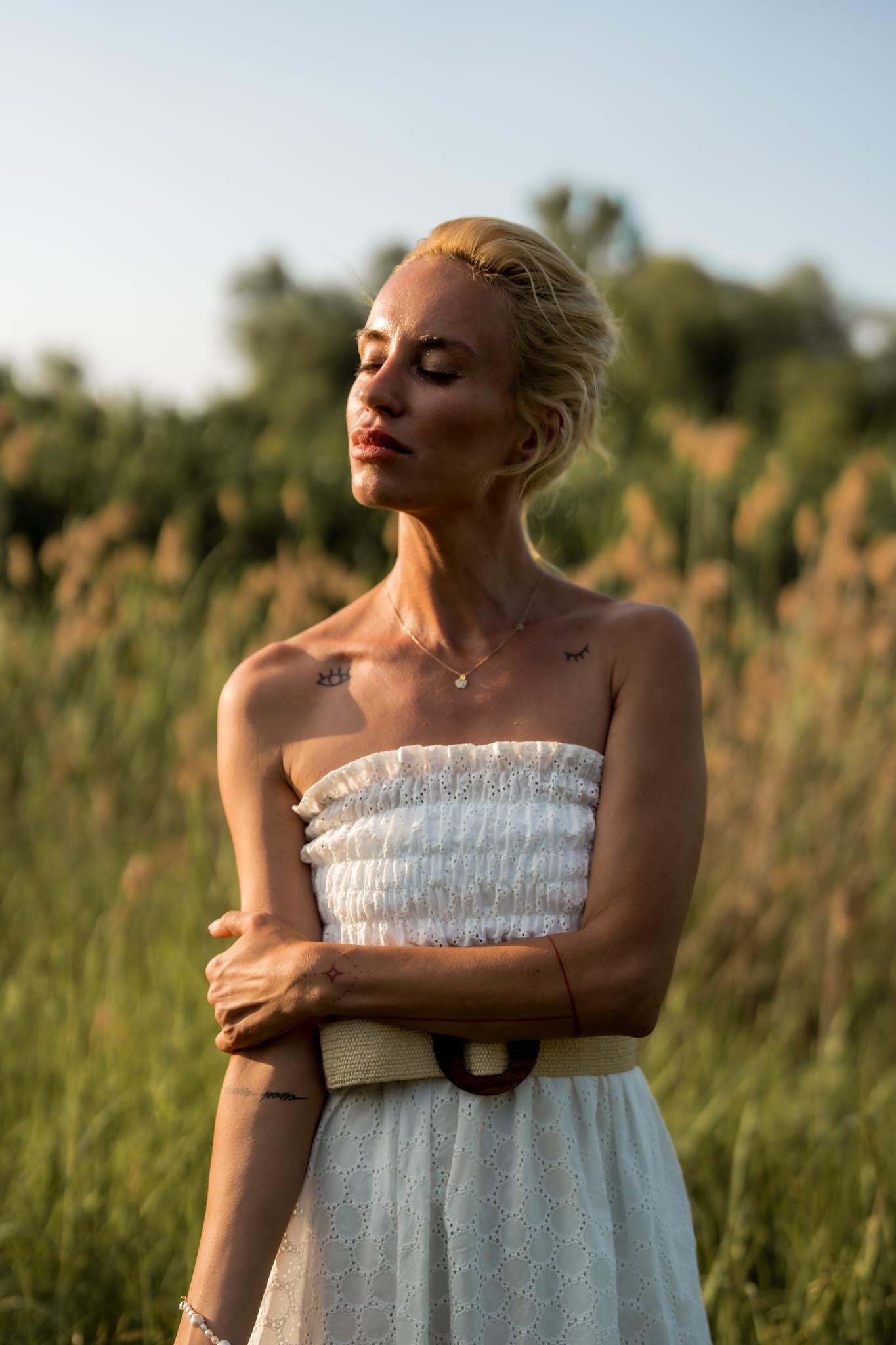 Бяла рокля Clara с бродерия и колан