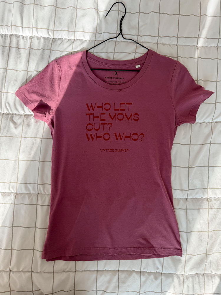 Лилава тениска Who Let The Moms Out