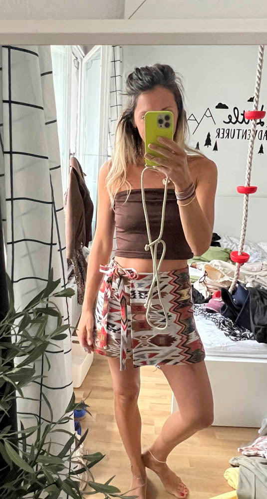 Мини скорт с етно десен и декоративна връзка