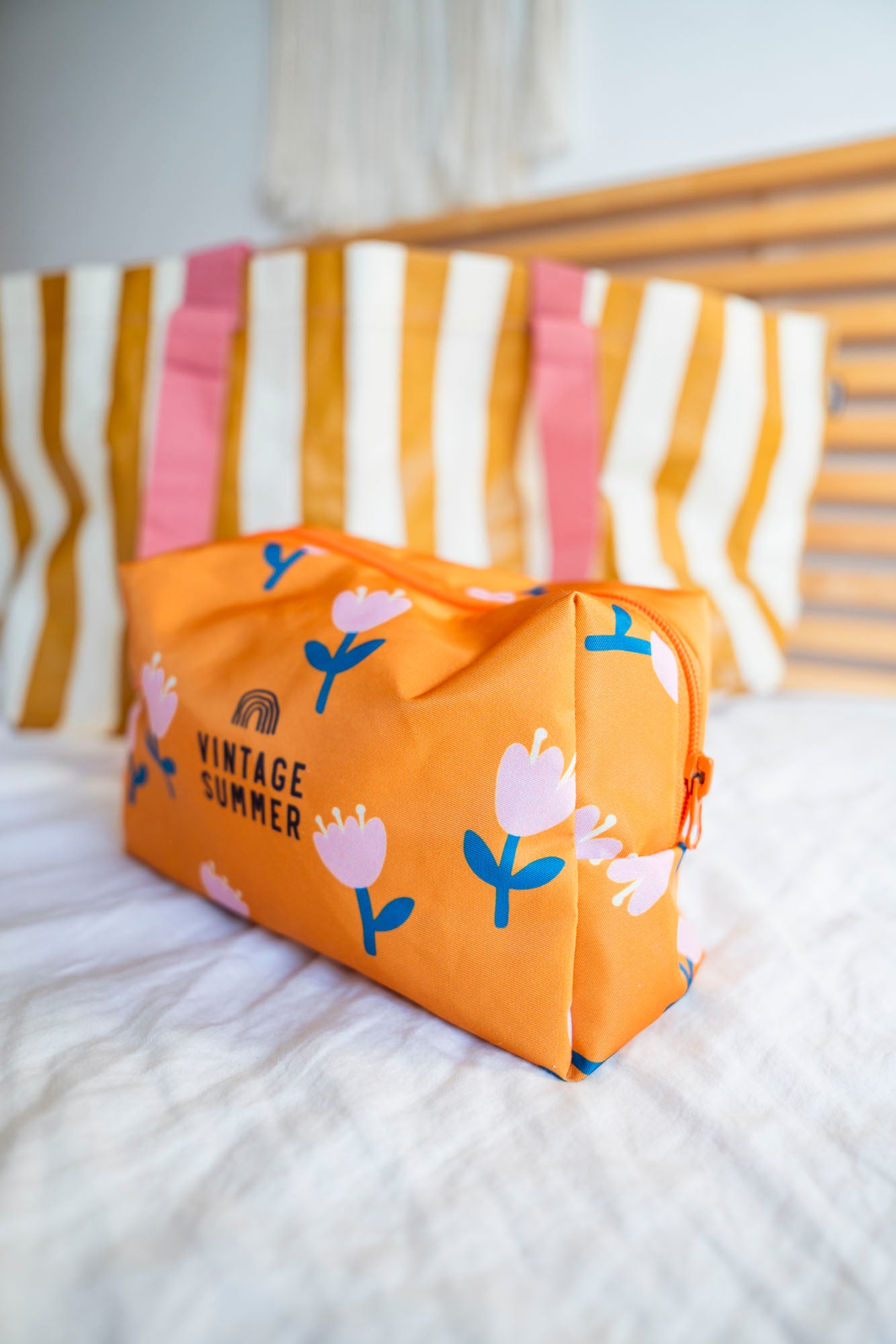 Непромокаем козметичен несесер с цветен принт