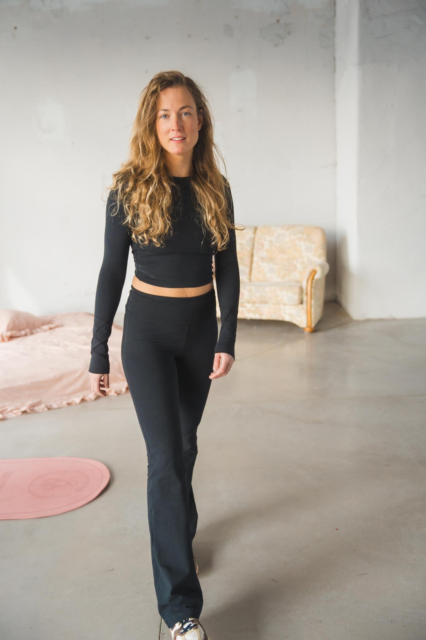 Pre-order: Черна блуза OPEN HEART с гол гръб и дълъг ръкав