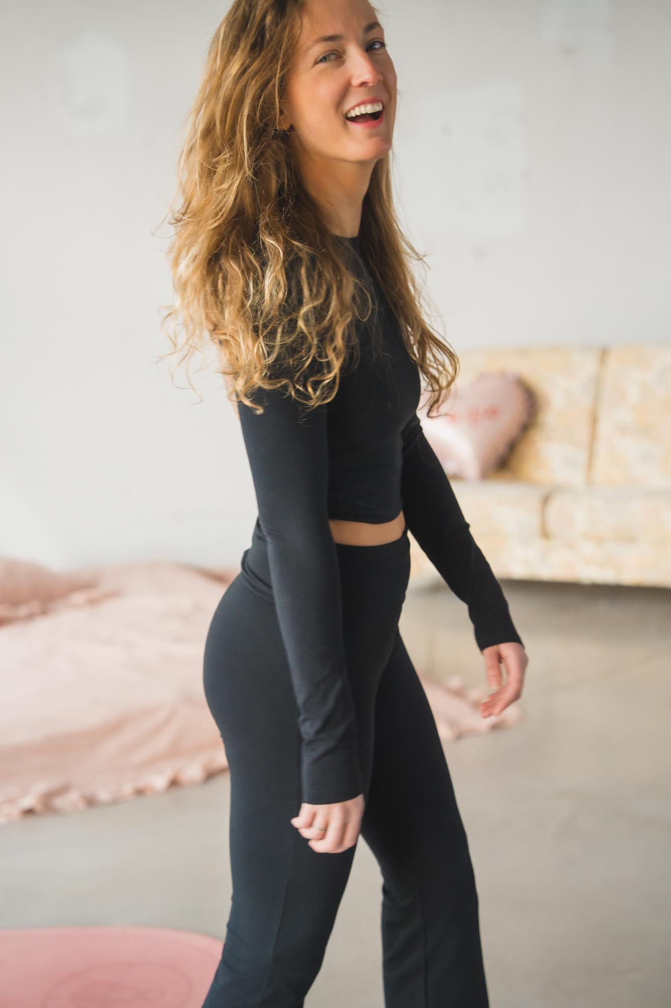 Pre-order: Черна блуза OPEN HEART с гол гръб и дълъг ръкав