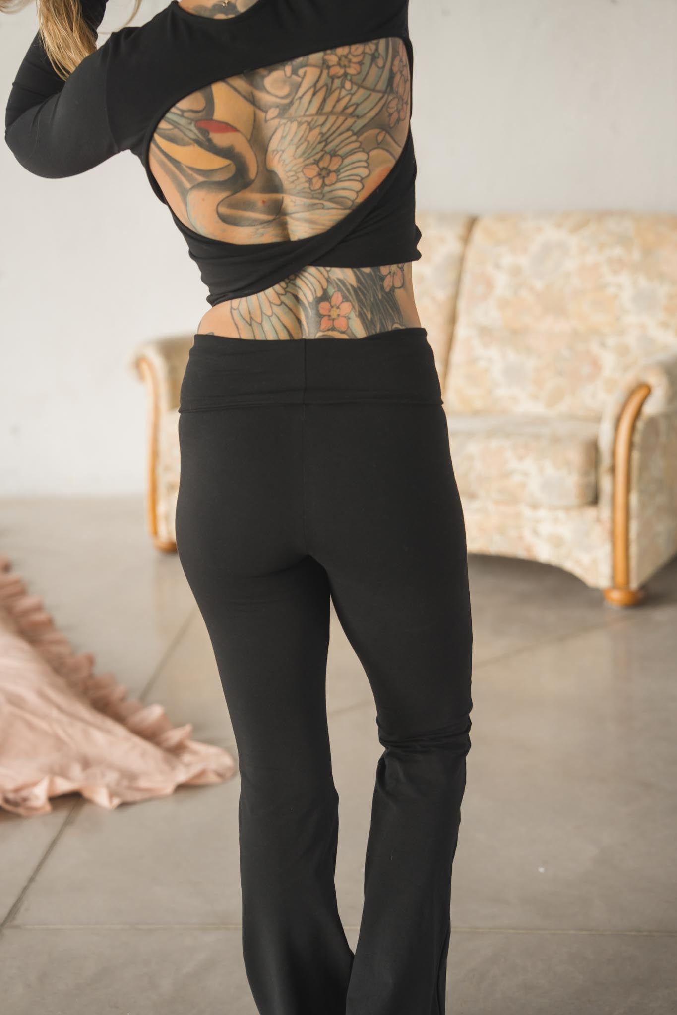 Pre-order: Черна блуза OPEN HEART с гол гръб и дълъг ръкав