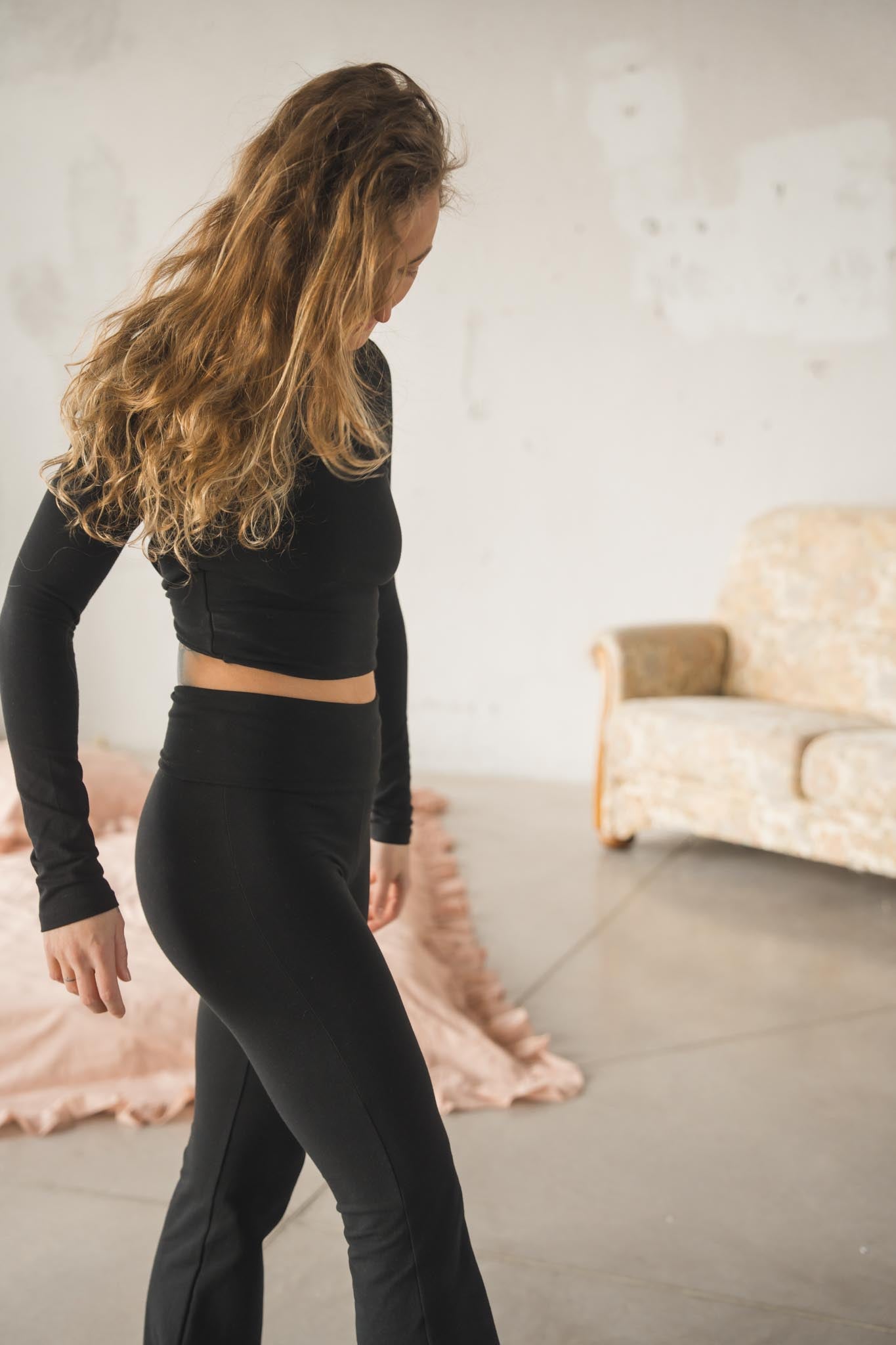 Pre-order: Черна блуза OPEN HEART с гол гръб и дълъг ръкав