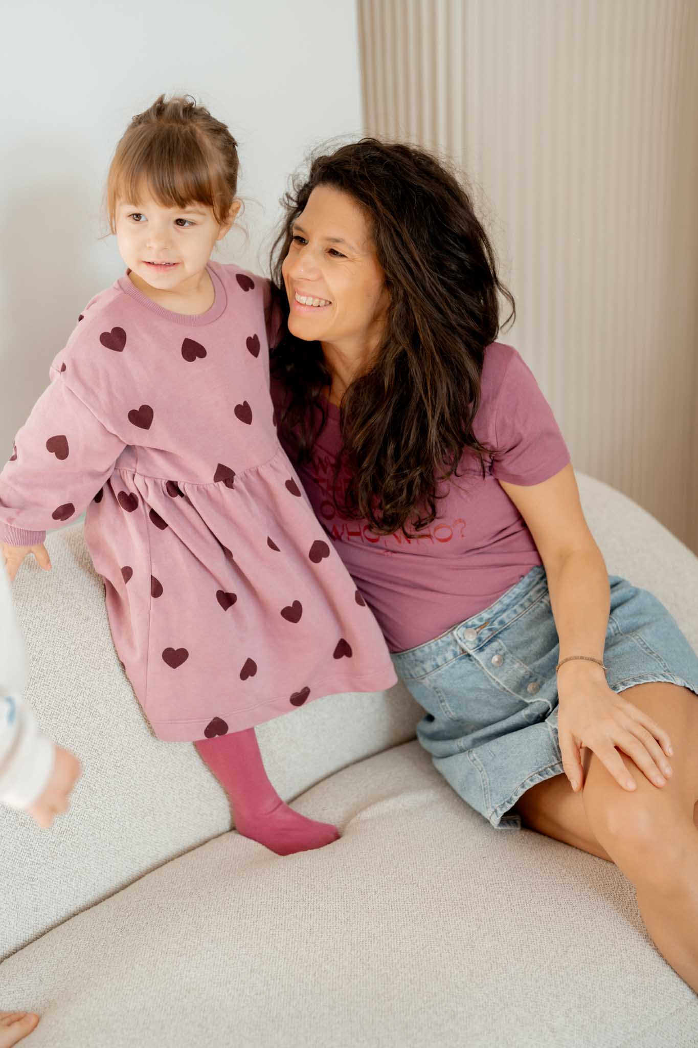 Лилава тениска Who Let The Moms Out