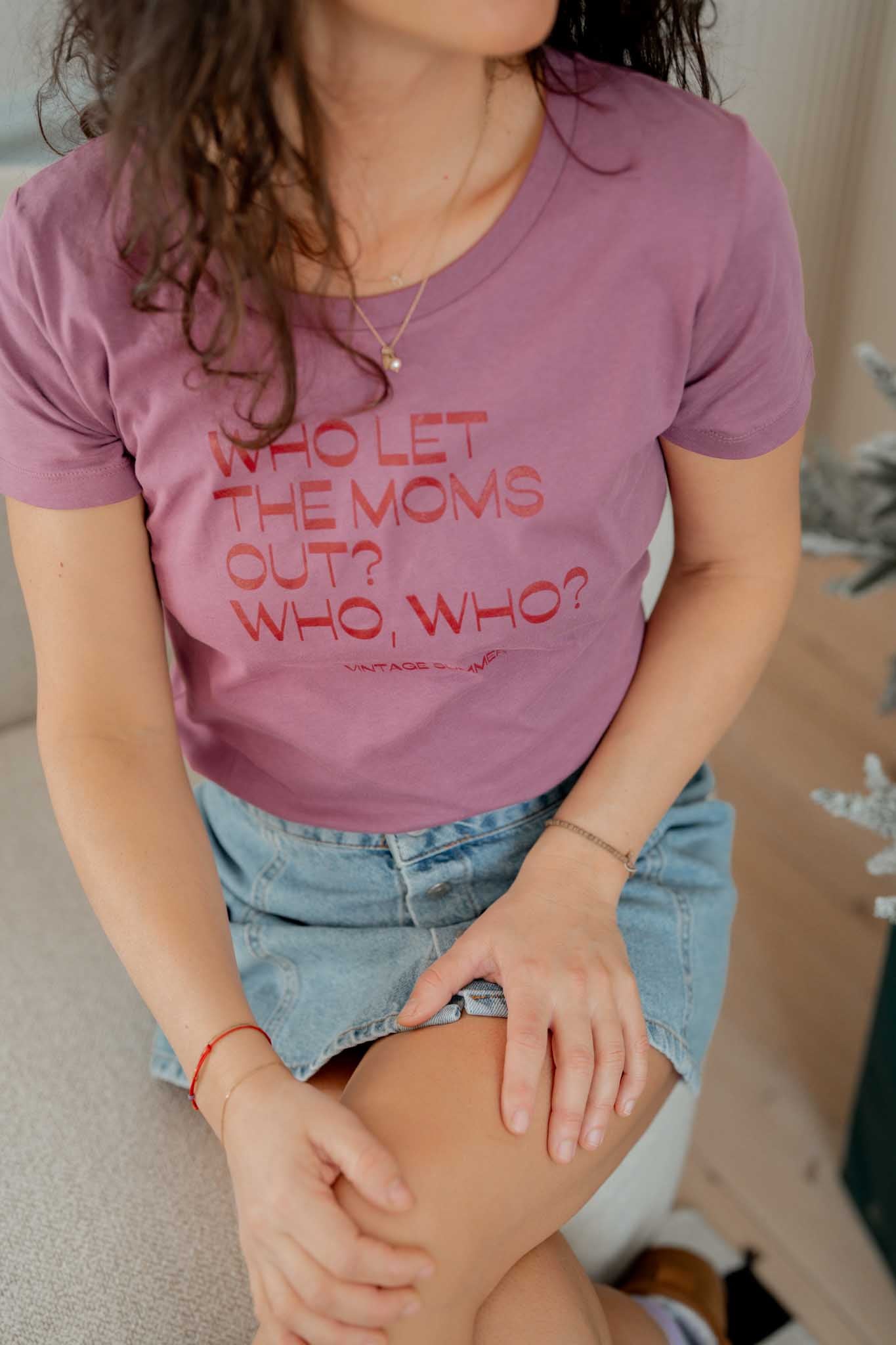 Лилава тениска Who Let The Moms Out