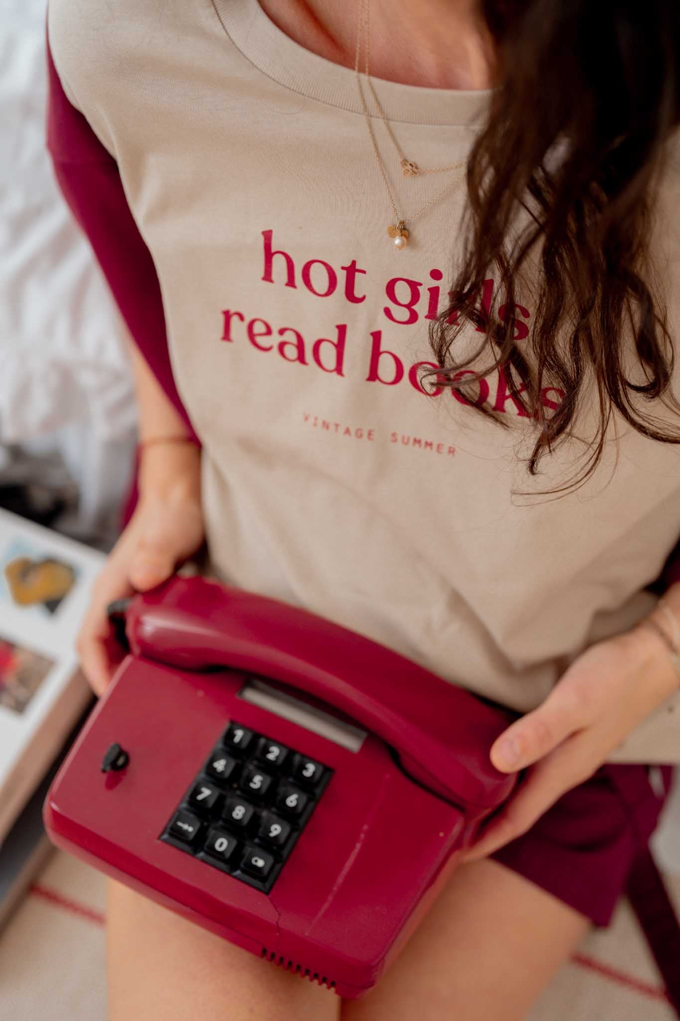 Бежова тениска Hot Girls Read Books