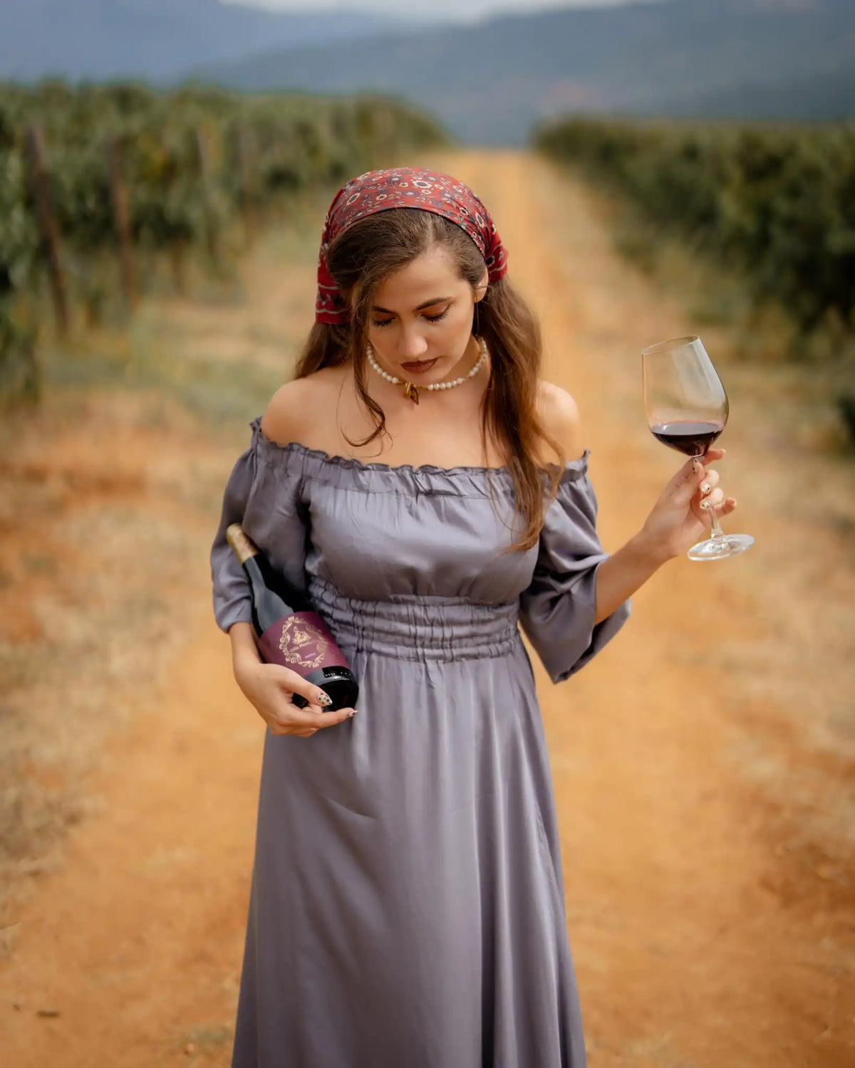 Дълга сива рокля с открити рамене GRAPES