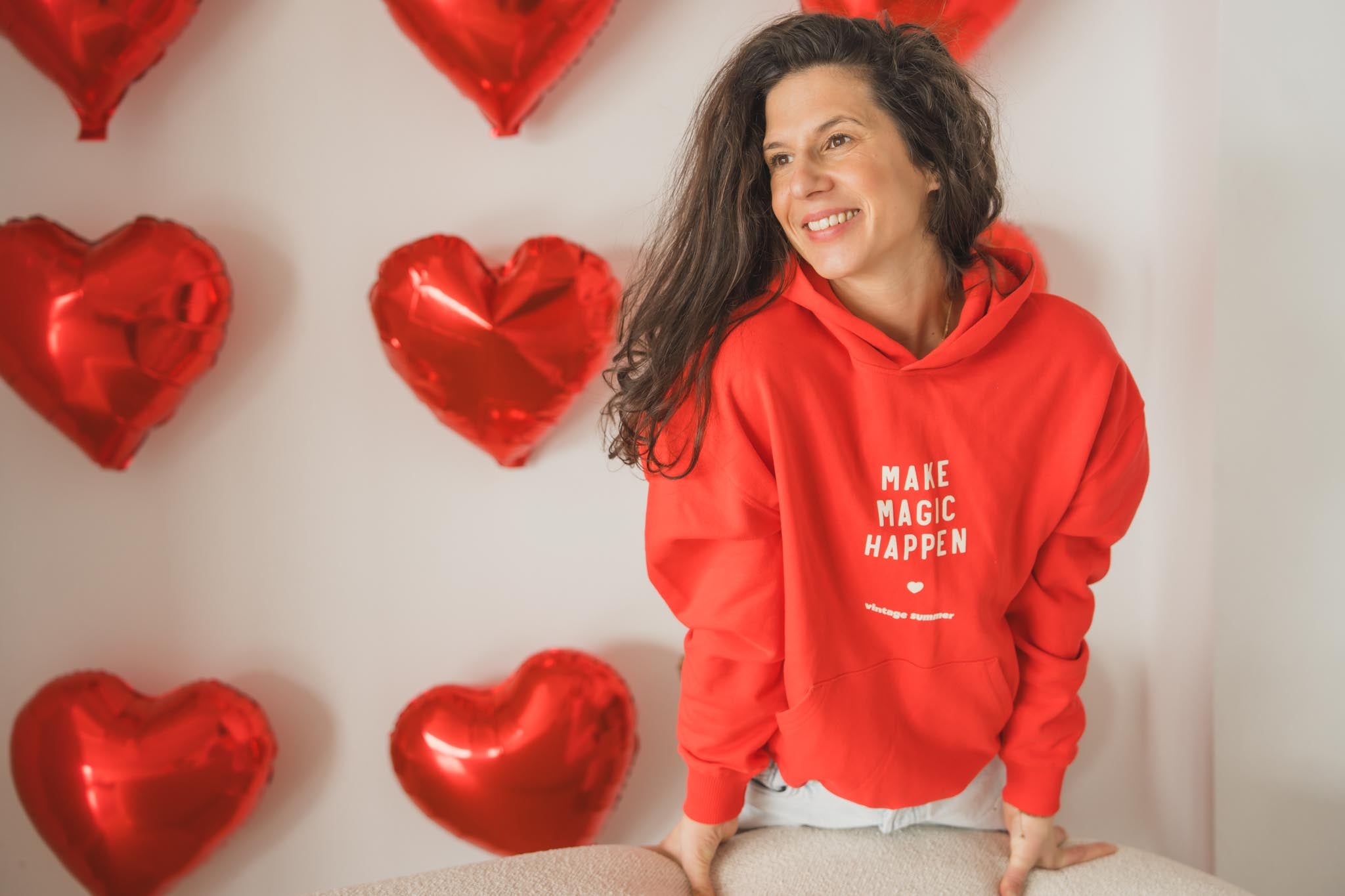 Червен суичър Make Magic Happen с качулка
